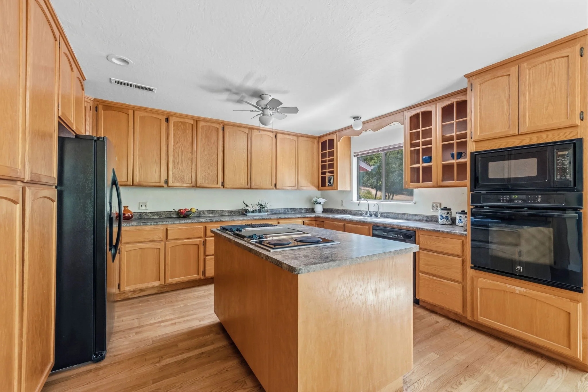 13-web-or-mls-19318 Mira Monte Rd-14.jpg