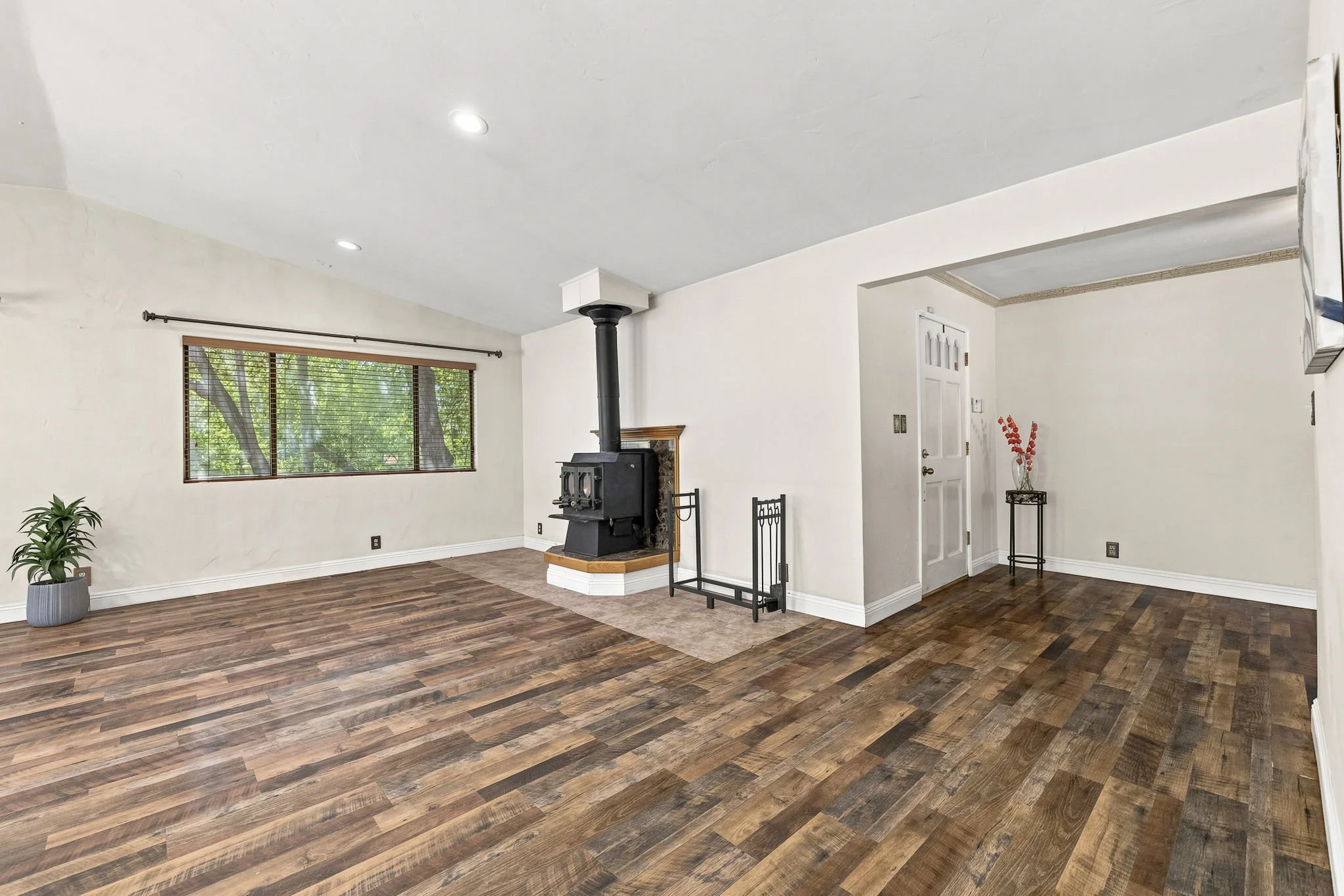 7-web-or-mls-22148 Crystal Falls_003 V2.jpg