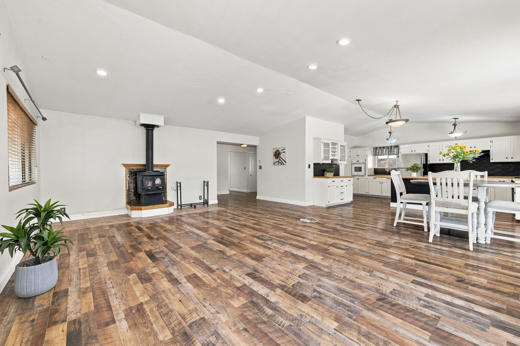 11-web-or-mls-22148 Crystal Falls_006 V2.jpg