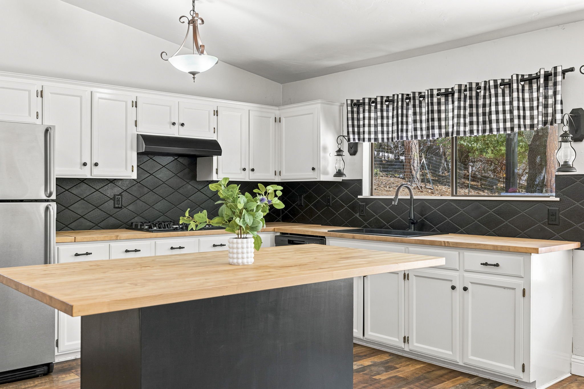 16-web-or-mls-22148 Crystal Falls_010.jpg