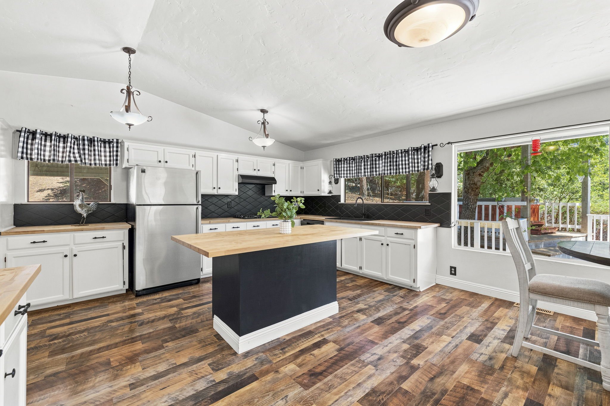 17-web-or-mls-22148 Crystal Falls_011.jpg