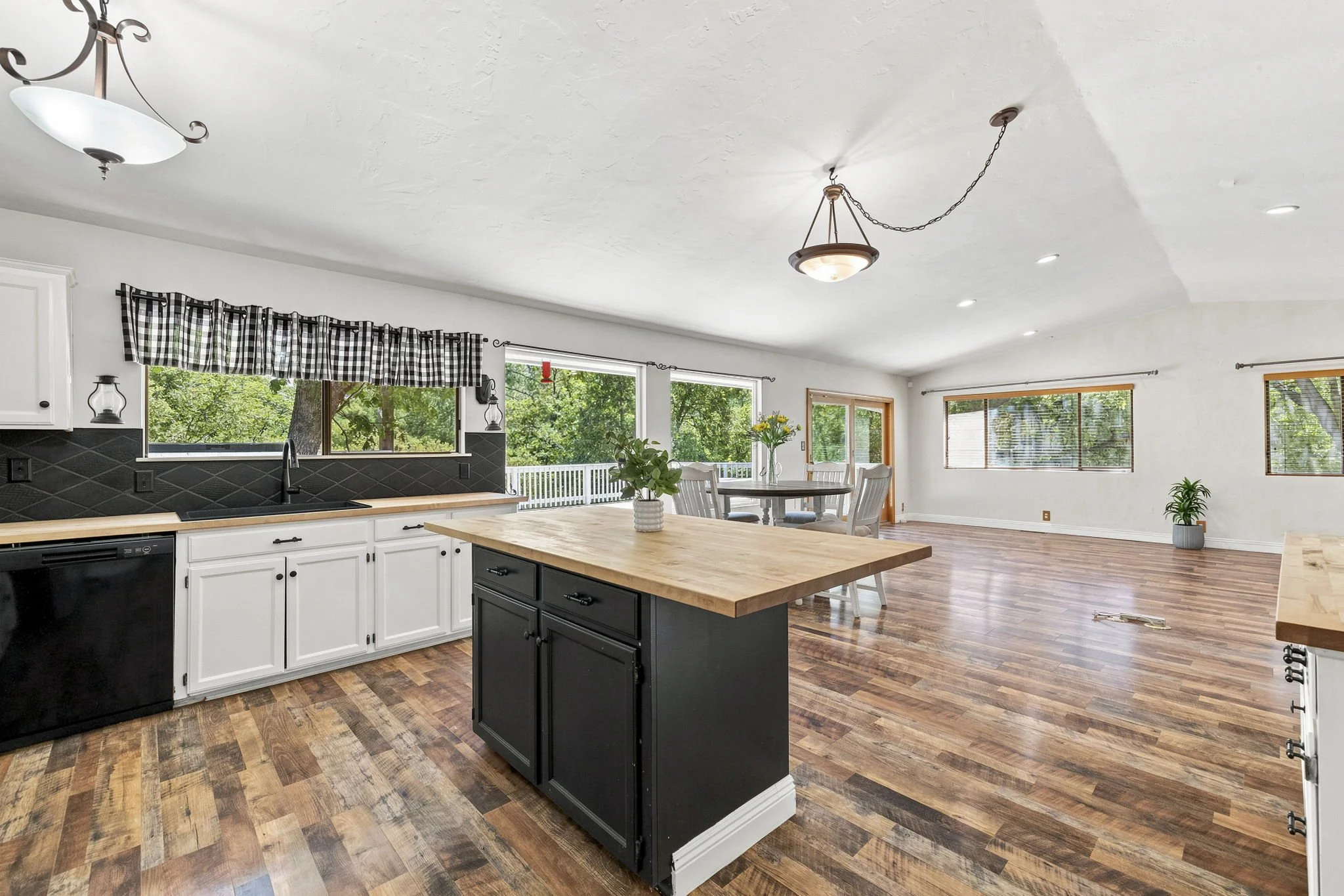18-web-or-mls-22148 Crystal Falls_012.jpg