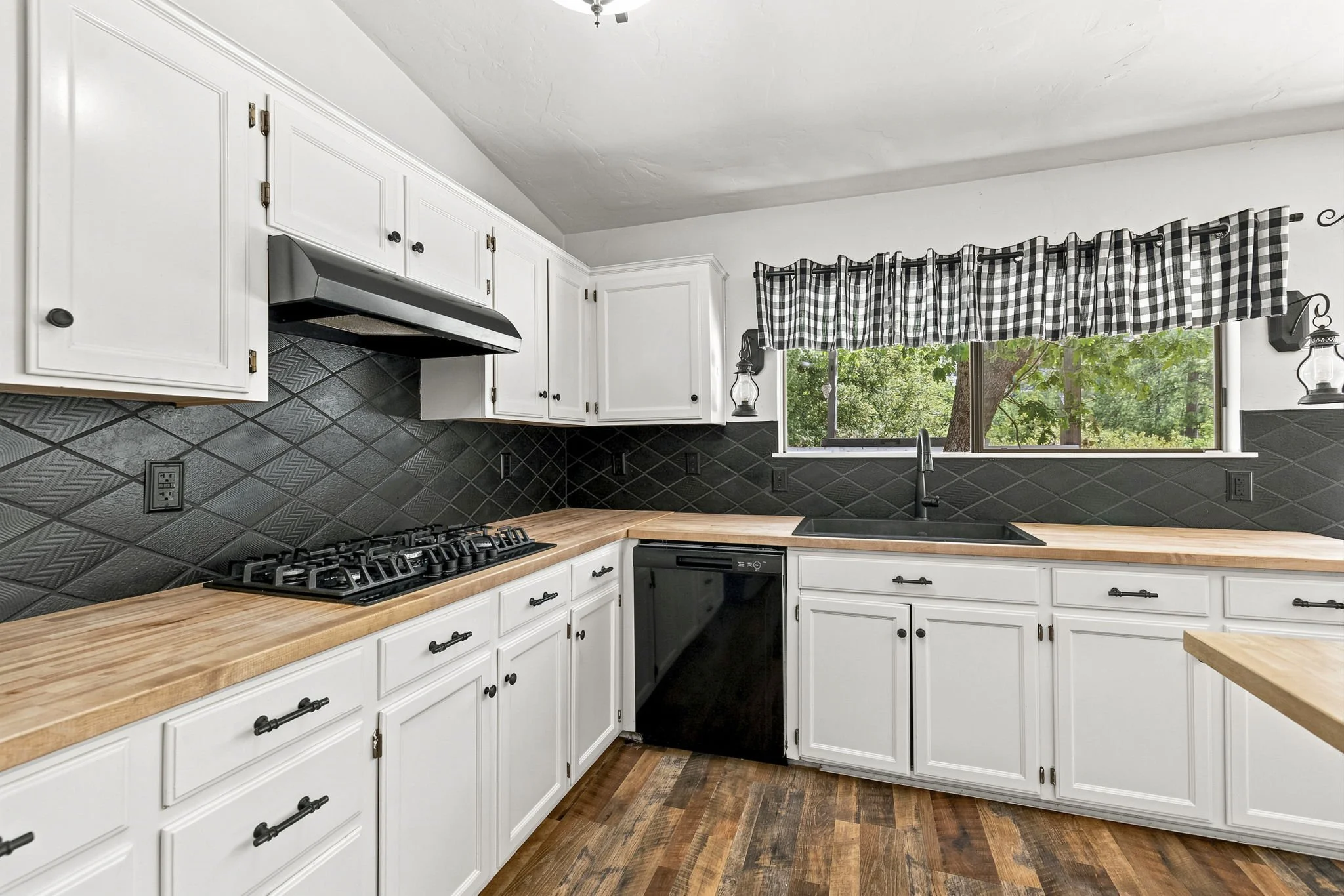 19-web-or-mls-22148 Crystal Falls_013.jpg
