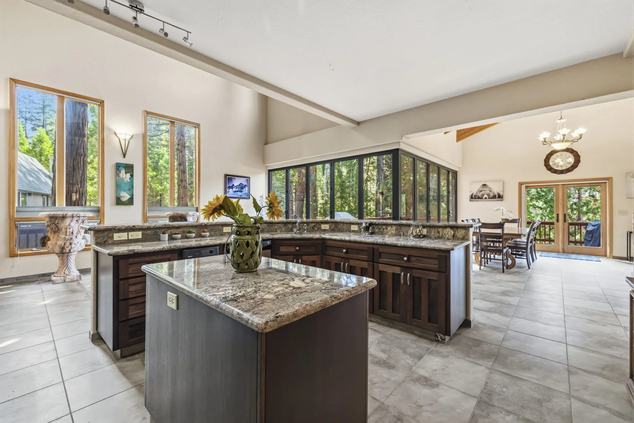 14-web-or-mls-28421 Old Strawberry Dr_010.jpg
