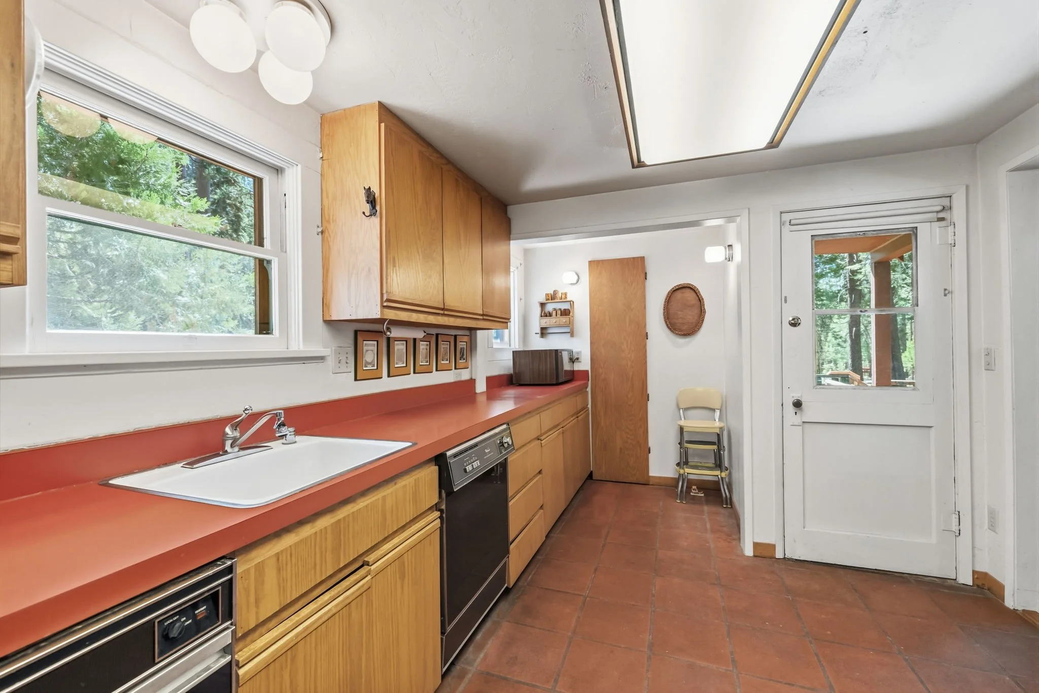 18-web-or-mls-112 Meadow View Rd-21.jpg