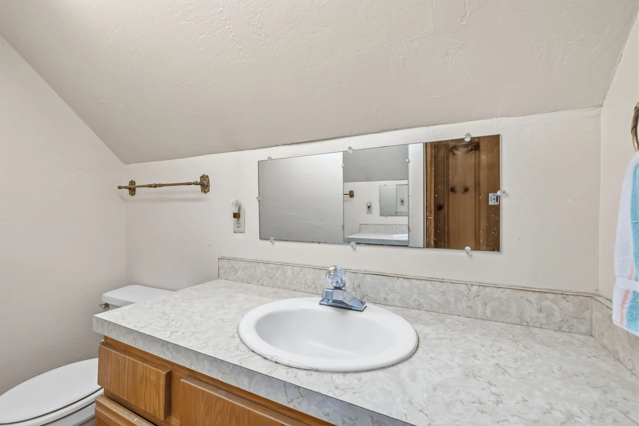 27-web-or-mls-112 Meadow View Rd-26.jpg