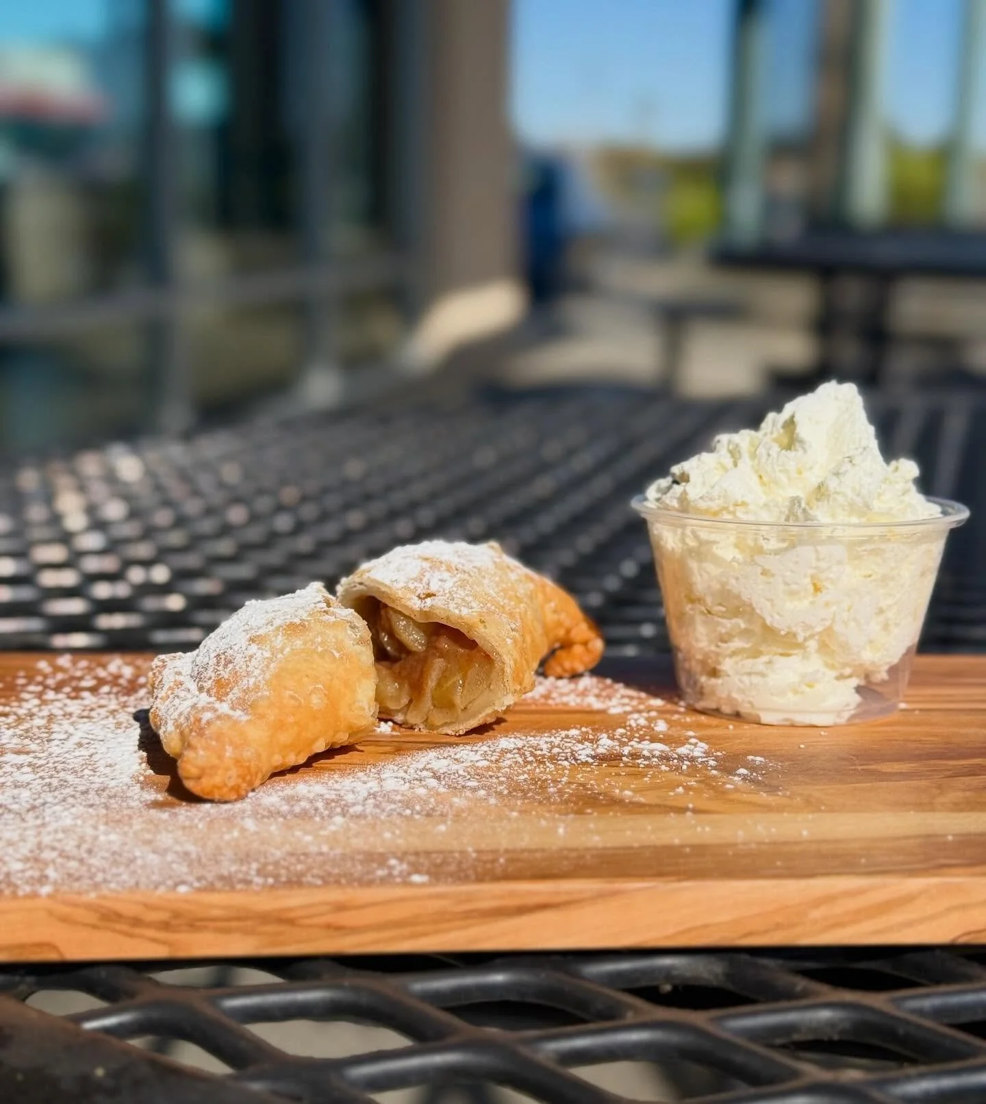 Fresh out the oven! 🍎🥧 Our new Apple Pie Empanada is here to steal your heart. Golden, flaky pastry stuffed with warm, cinnamon-spiced apples &ndash; it&rsquo;s like a cozy hug in every bite. Perfect for crisp fall days or a sweet treat with your c
