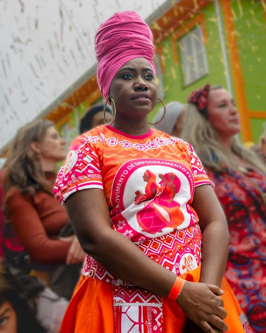 WOMAN IN RED_NZ8_6078_ia_crop - cópia.jpg