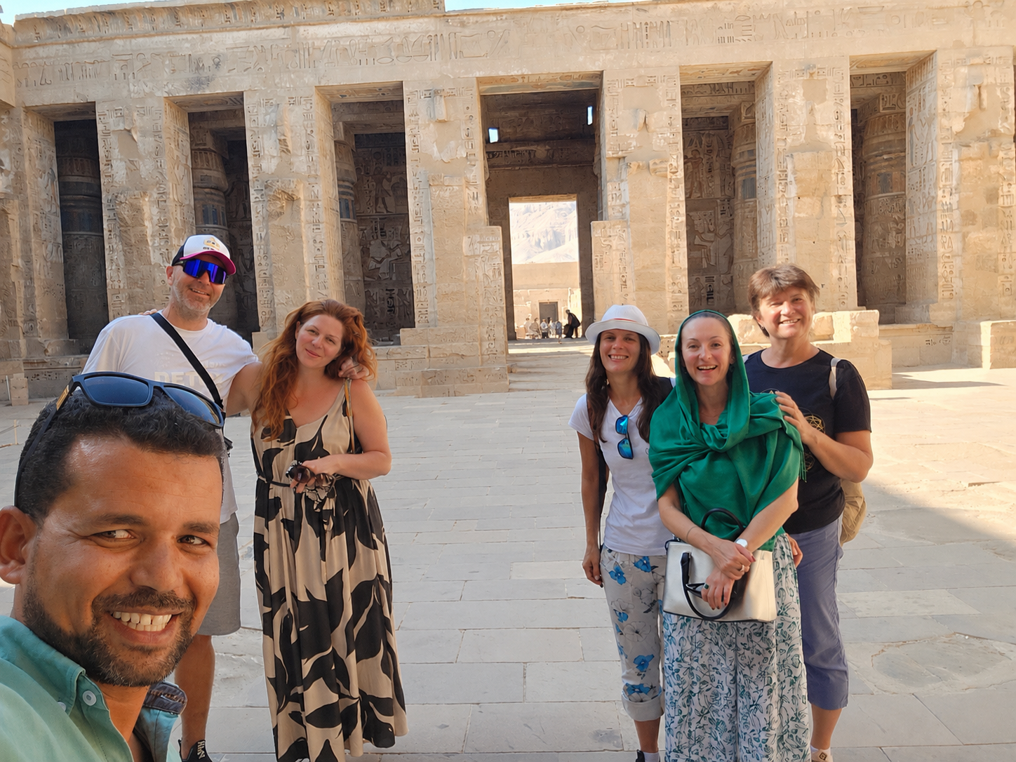 Skupina, ktorá sa vydala navštíviť silové miesta v Egypte s Le Rêve.