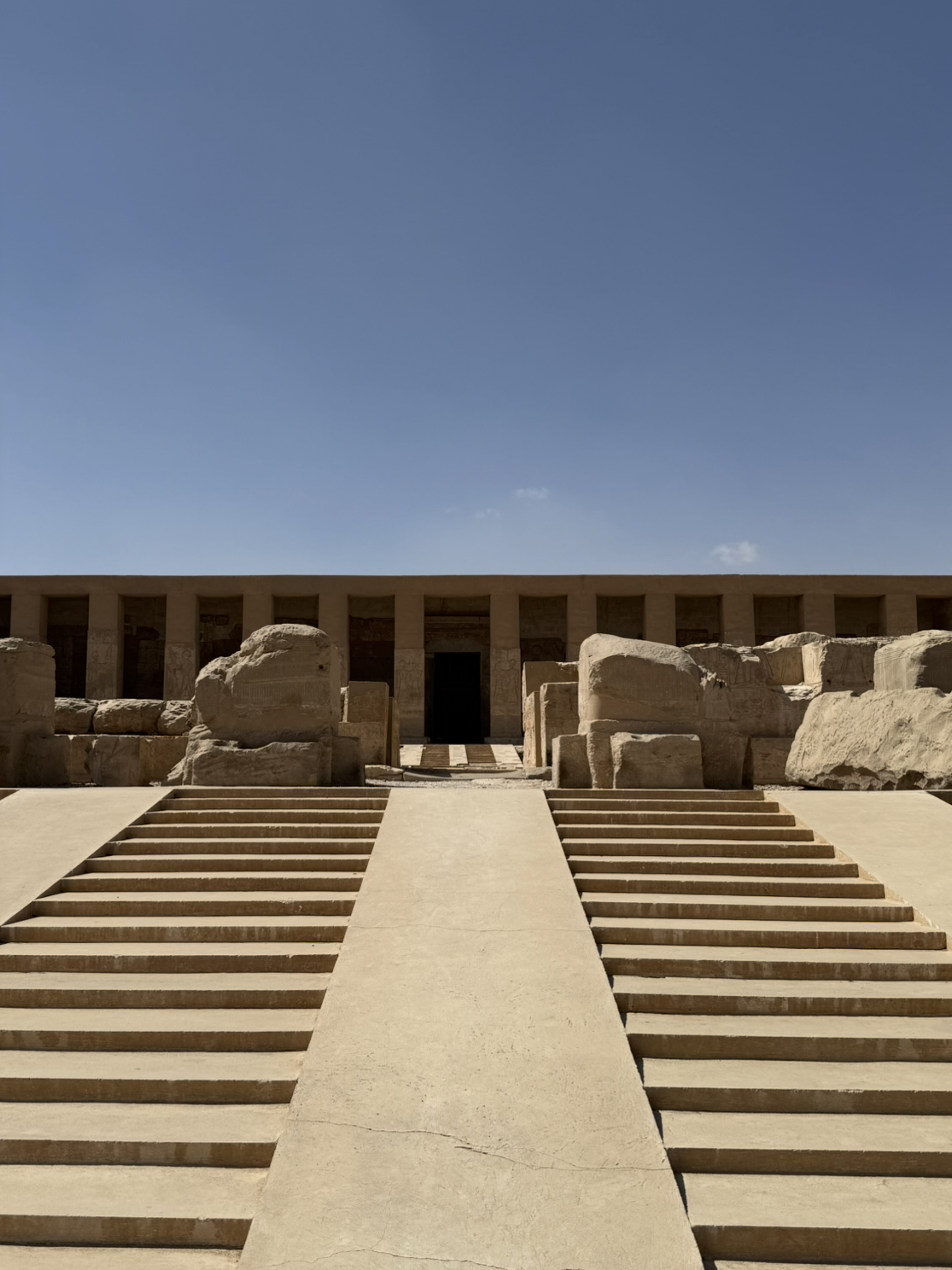 Schodisko vedúce k chrámu zasvätenému bohu Osirisovi v Abydose v  Egypte.