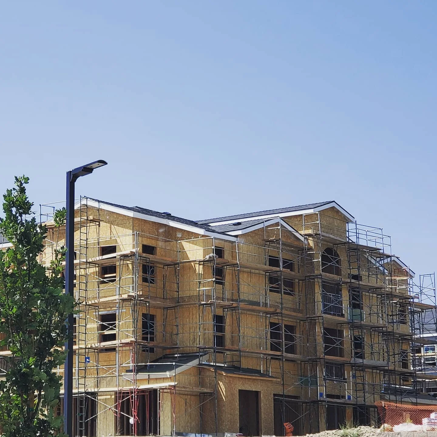 📏My two favorite things New Buildings and 🌄 👷🏻

&bull;
&bull;

DURING #covid_19 WE ARE CURRENTLY STILL WORKING, AT A SAFE DISTANCE.

&bull;
&bull;
#architecture #plasteringlife #newconstruction#SouthPlasteringLathing  #contractor&nbsp;#Constructi