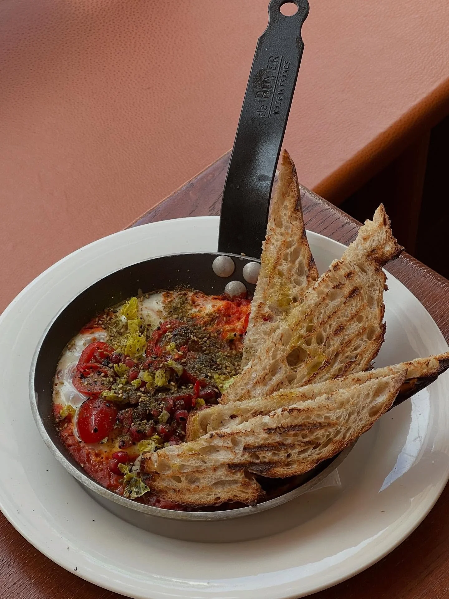 🍳 Shakshuka staat op tafel 🍳

Lekker warm uit de pan met tomaten, kruiden, specerijen en natuurlijk met vers zuurdesembrood van Wolf.

Dinsdag is misschien wat stiller maar dat betekent geen wachtrij en alle fijne plekjes voor jou! 

De lunch staat