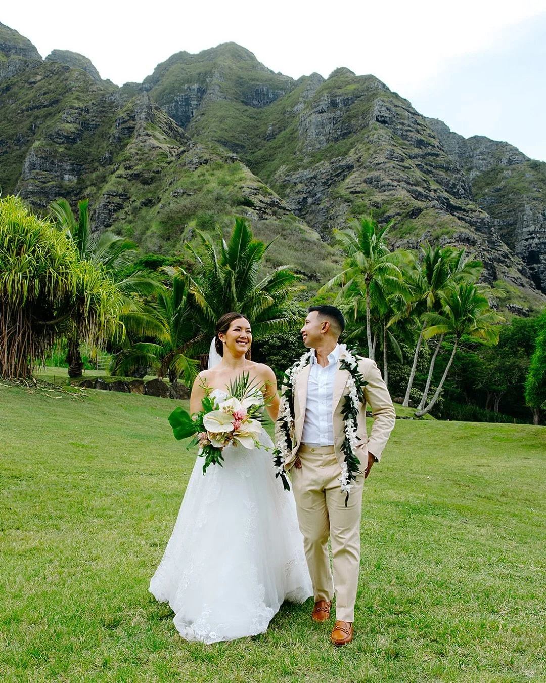 Edell + Randi, surrounded by the ocean, sun, and so much love 💍
.
.
.
#nycweddingphotographer #destinationweddingphotography #hawaiiwedding #hawaiibride