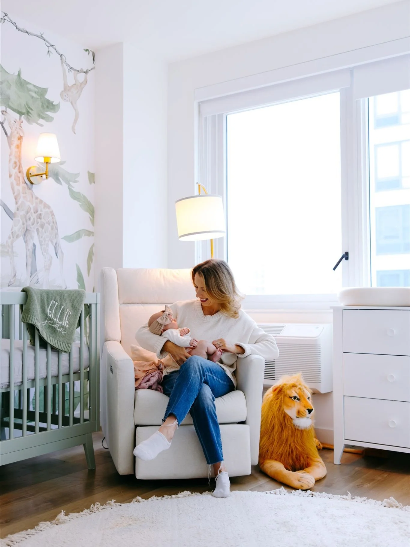 From newlyweds to new parents, it&rsquo;s been a joy to see the Tosto family through life&rsquo;s exciting stages 🤍
.⁣
.⁣
.⁣
.⁣
#familyphotographynyc #newbornphotosnyc #nycphotographer