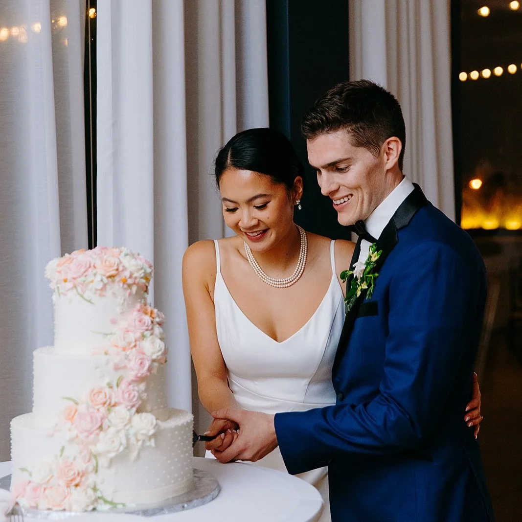 When you can have your cake and eat it too 🍰💍 #nycweddingphotographer #rockawayhotel #nycweddingvenues