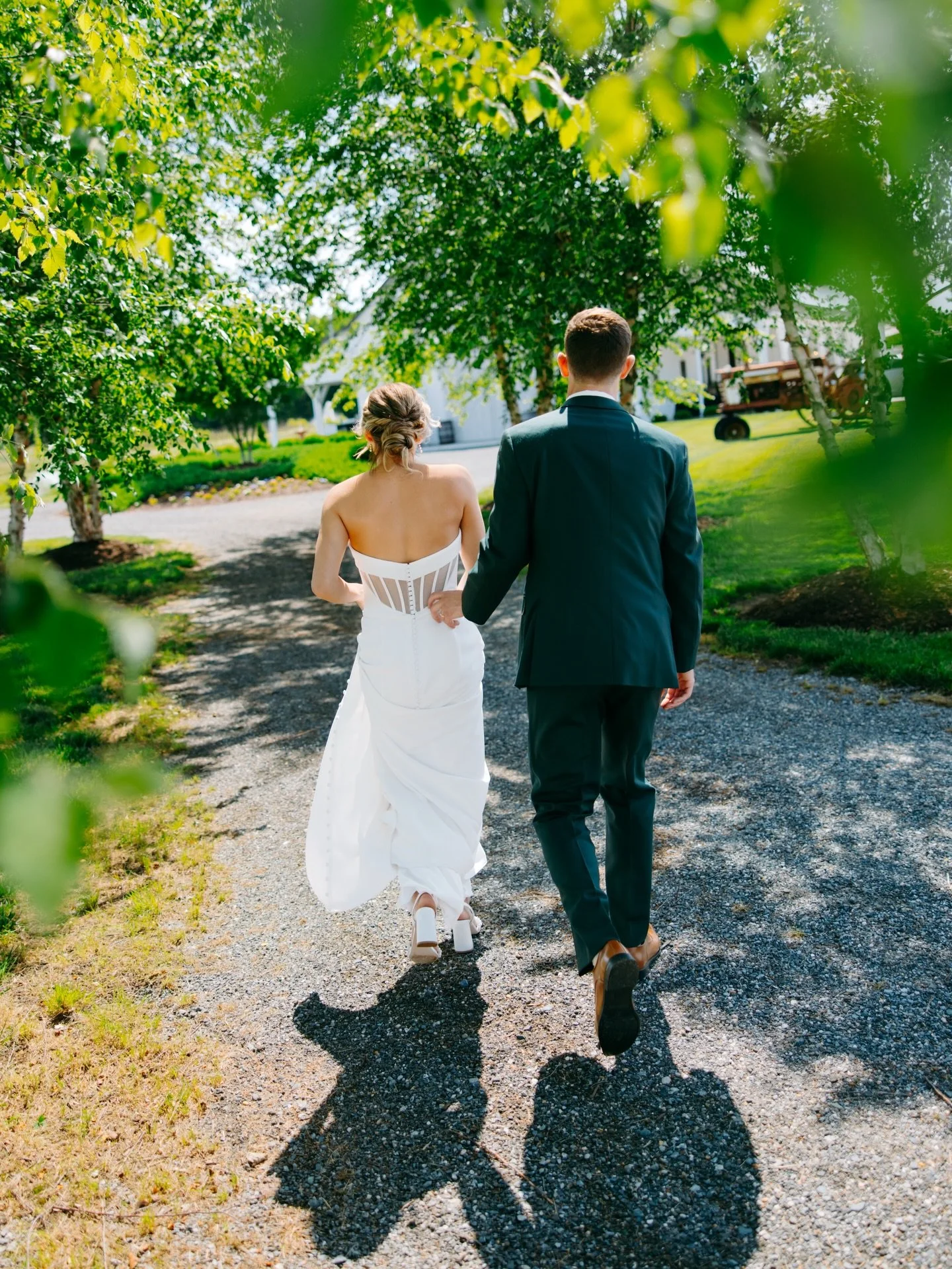 Fantasizing about bright, sunny days like these 👌🏻☀️ #nycweddingphotographer #weddingphotographers #springweddings