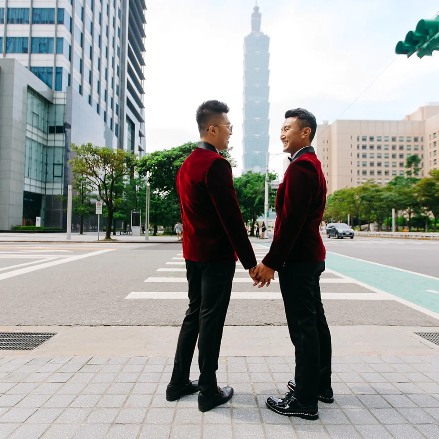 A glimpse of what it&rsquo;s like to get married in one of the tallest buildings in the world 🇹🇼🤍 #taipeiwedding #destinationweddingphotography
