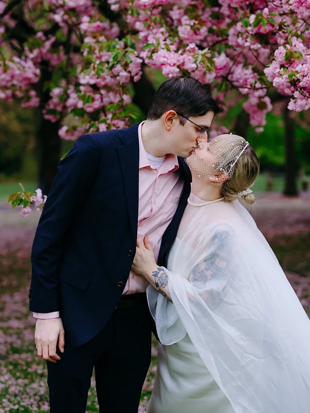 An engagement session for Beth + Dave 🤍💍 @brooklynbotanic #brooklynbotanicalgarden #brooklynengagementphotographer #nycengagementphotographer