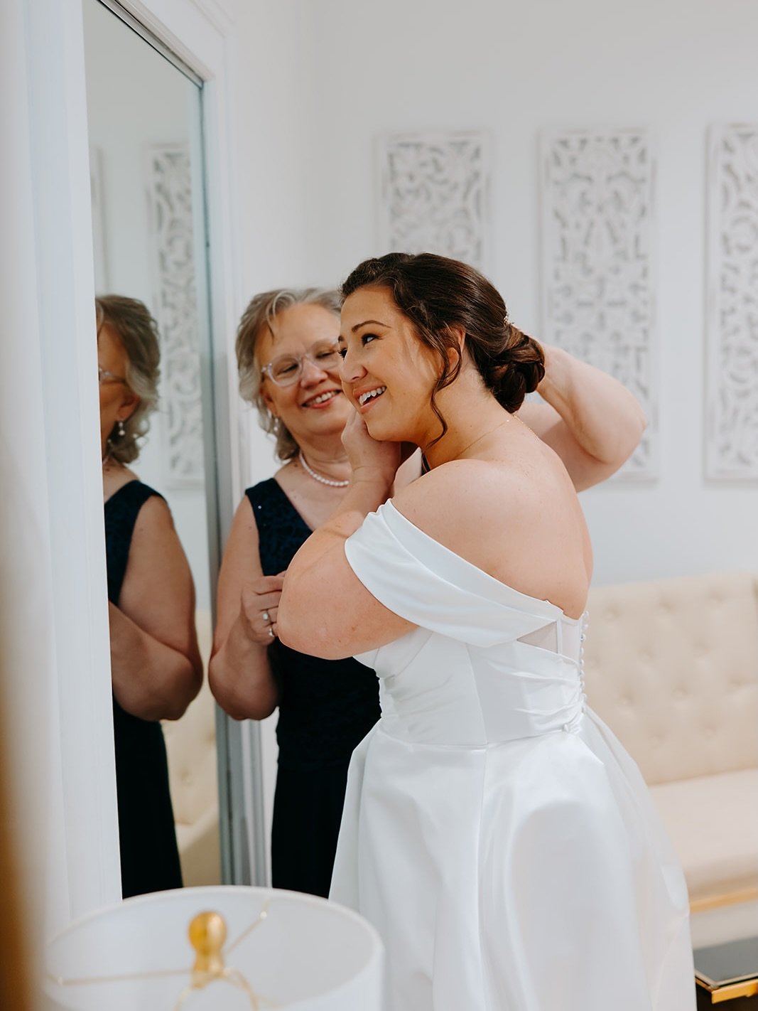 Getting ready with the girls is a sacred experience (so I&rsquo;ve been told) 💐🩷 #nycweddingphotographer #beforethewedding

Planner: @eventsbyrosellc
Venue: @londontownweddings
Photo: @scratchstudiosny
Florals: @bloomingblossoms.co
Beauty: @kcartis