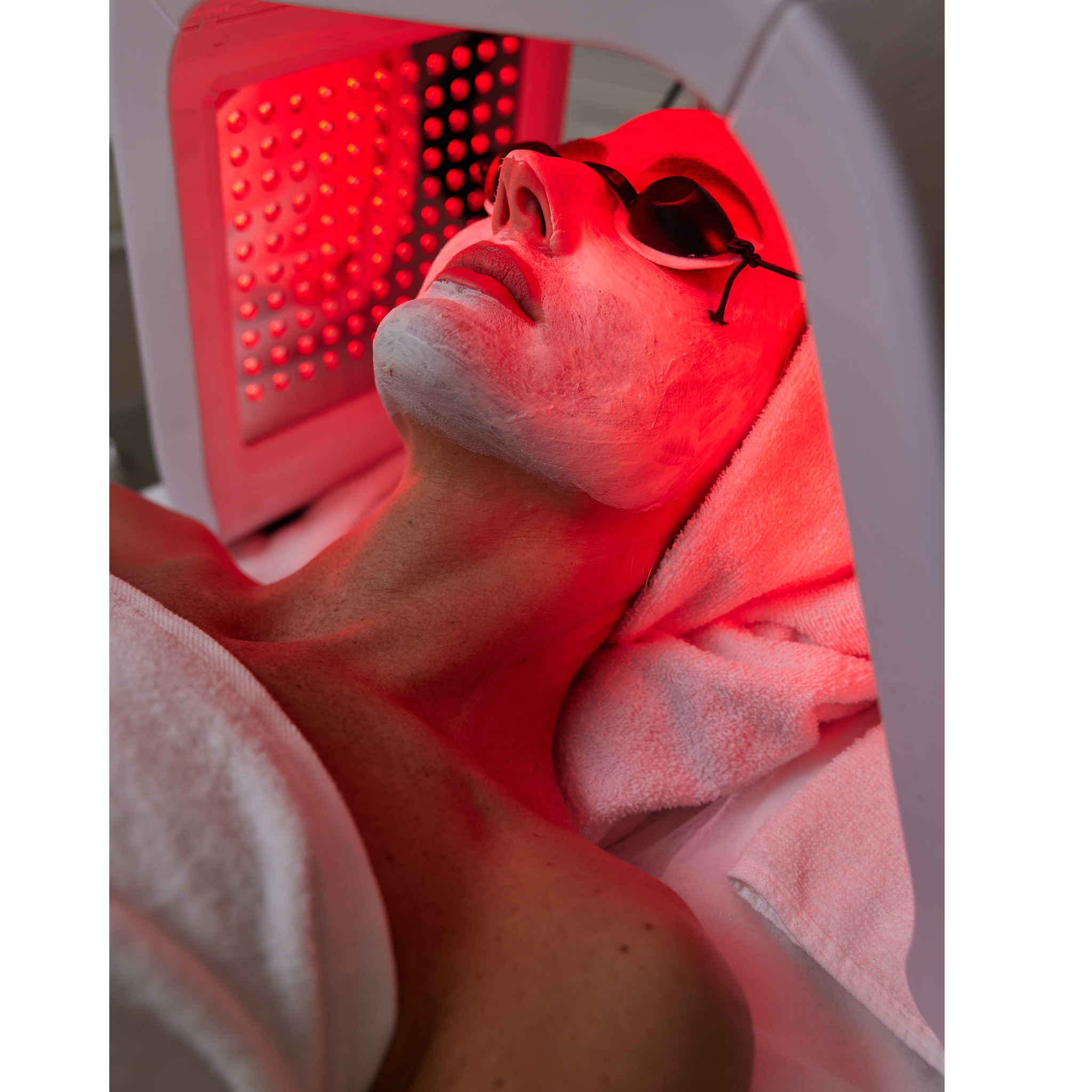 LED therapy applied to the face to reduce wrinkles and signs of ageing