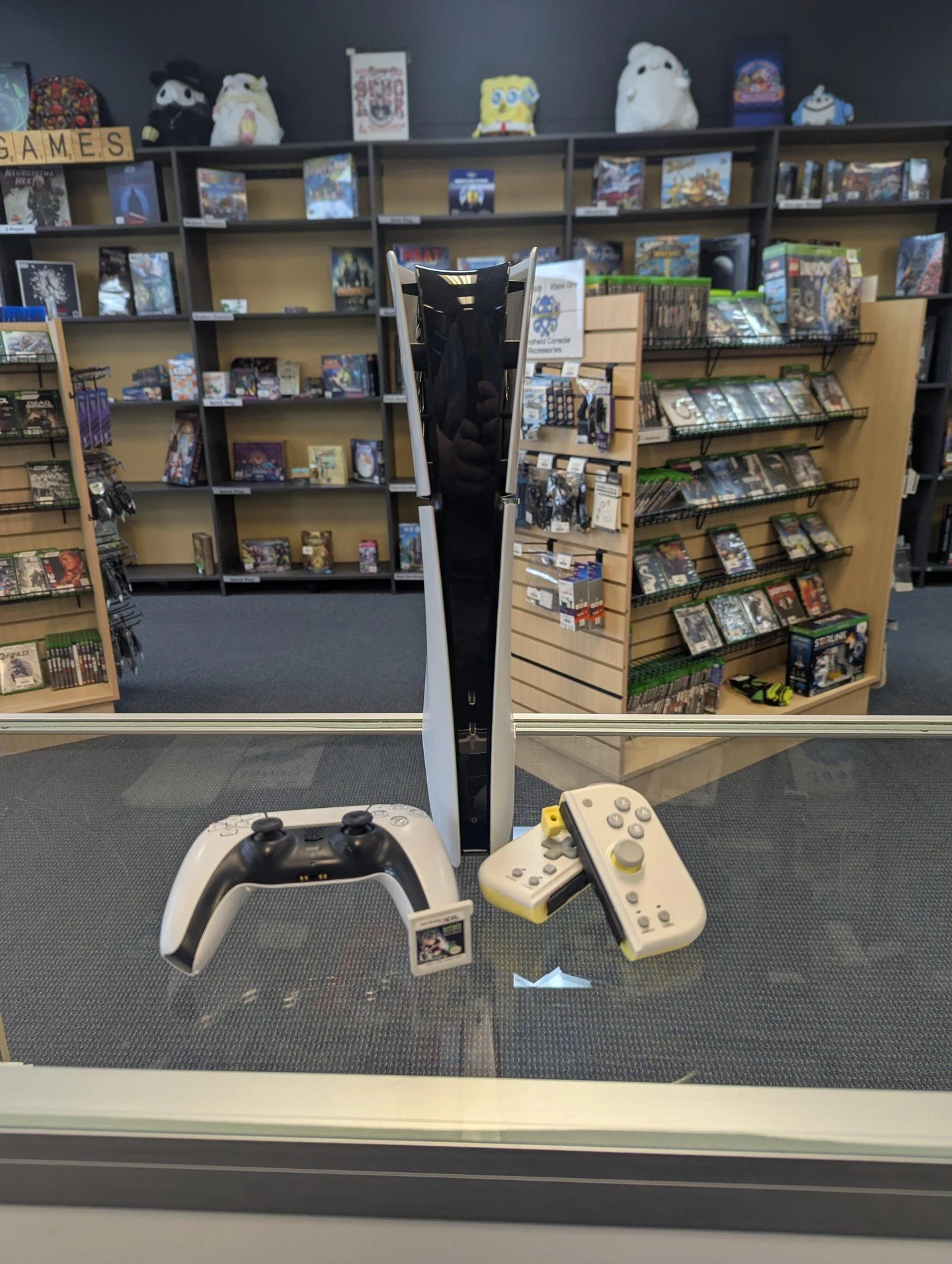 Now available! 

We have a PS5 Digital, Nintendo Switch Hori Ergonomic controllers and Luigi's Mansion: Dark Moon for the Nintendo 3DS! 

#Nintendo #Playstation #Luigi #MountVernonOH #ShopLocal