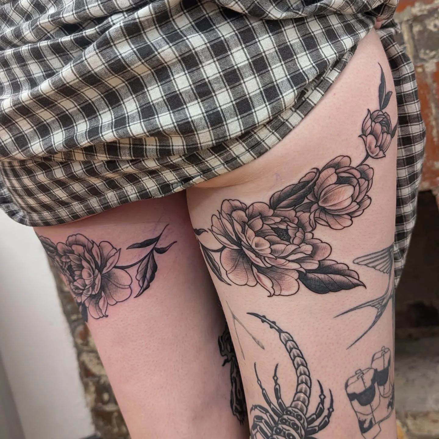 Mirrored thigh flowers I tattooed @la.rue.gallery 
Get yours DM me

#tattoo #flowers #thightattoo #mirrored #double