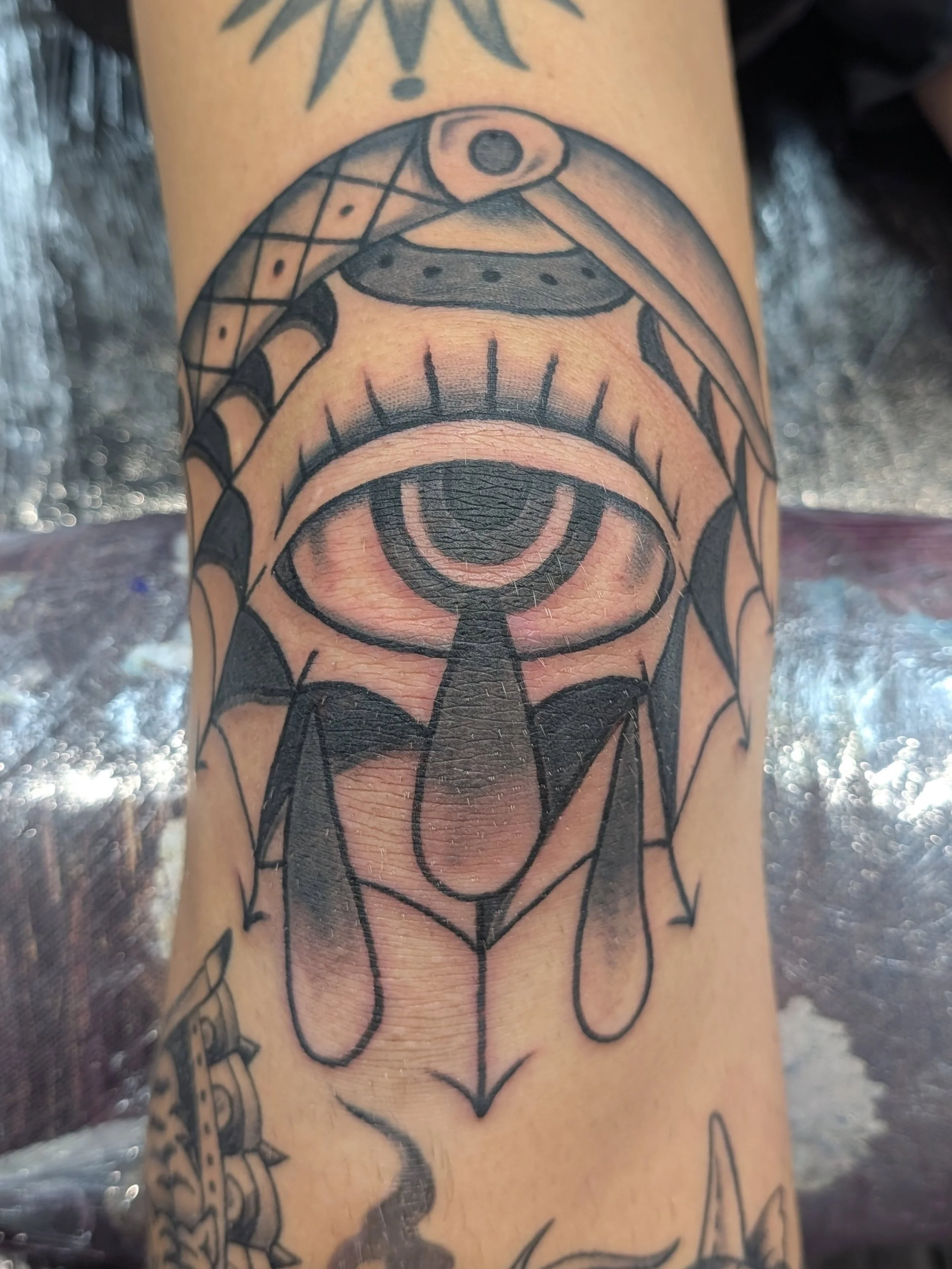 capped off knee for @noahhdixonn 

Bookings available, DM me or e-mail 

#eye #knife #knee #traditionaltattoo #kneetattoo