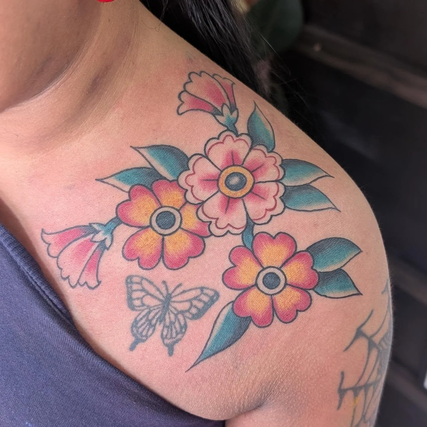 Thanks @soycute_mochi for the trust in these freehand flowers 🏵️🌸

Done @la.rue.gallery 
DM or email to book

#tattoo #flowers #trad #traditionaltattoo #flowertattoos