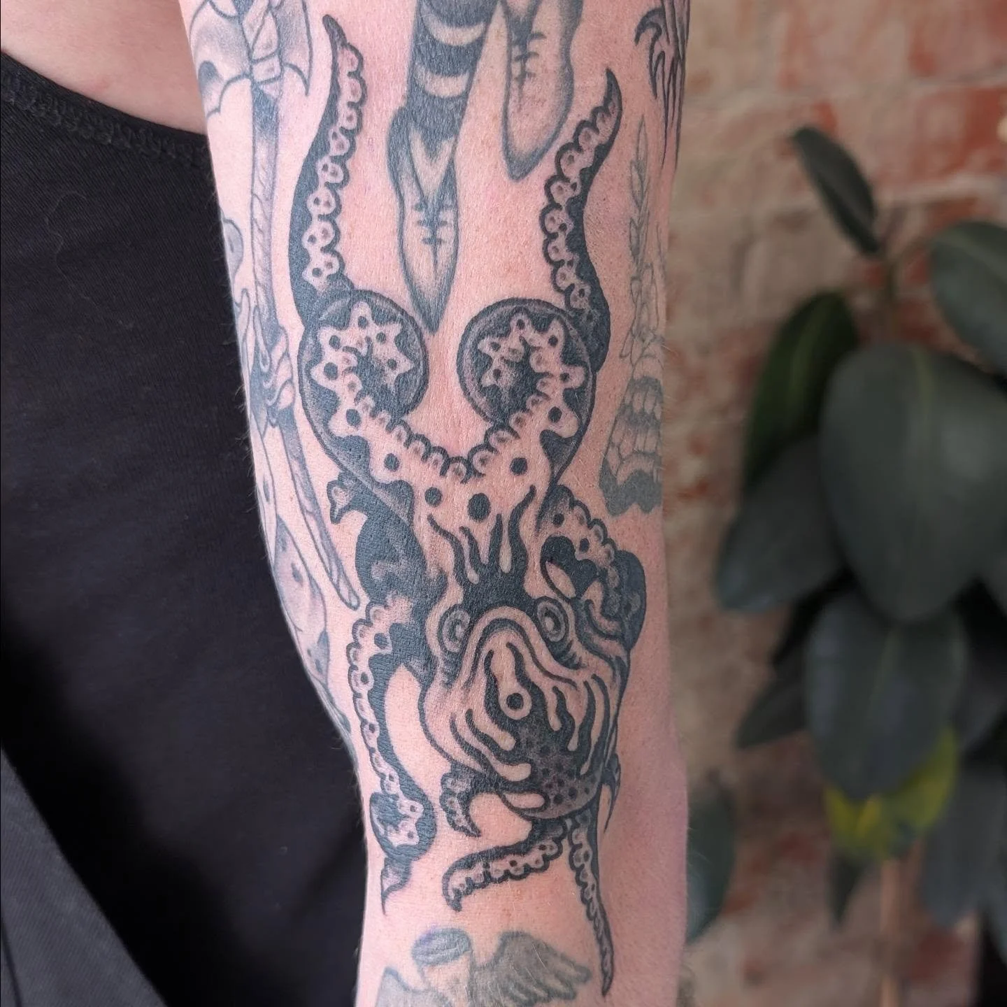 A couple of gap fillers for Trent, fitting stuff to fit gaps is always so satisfying 

DM or email to book

#tattoo #gapfiller #octopus #lizard #double