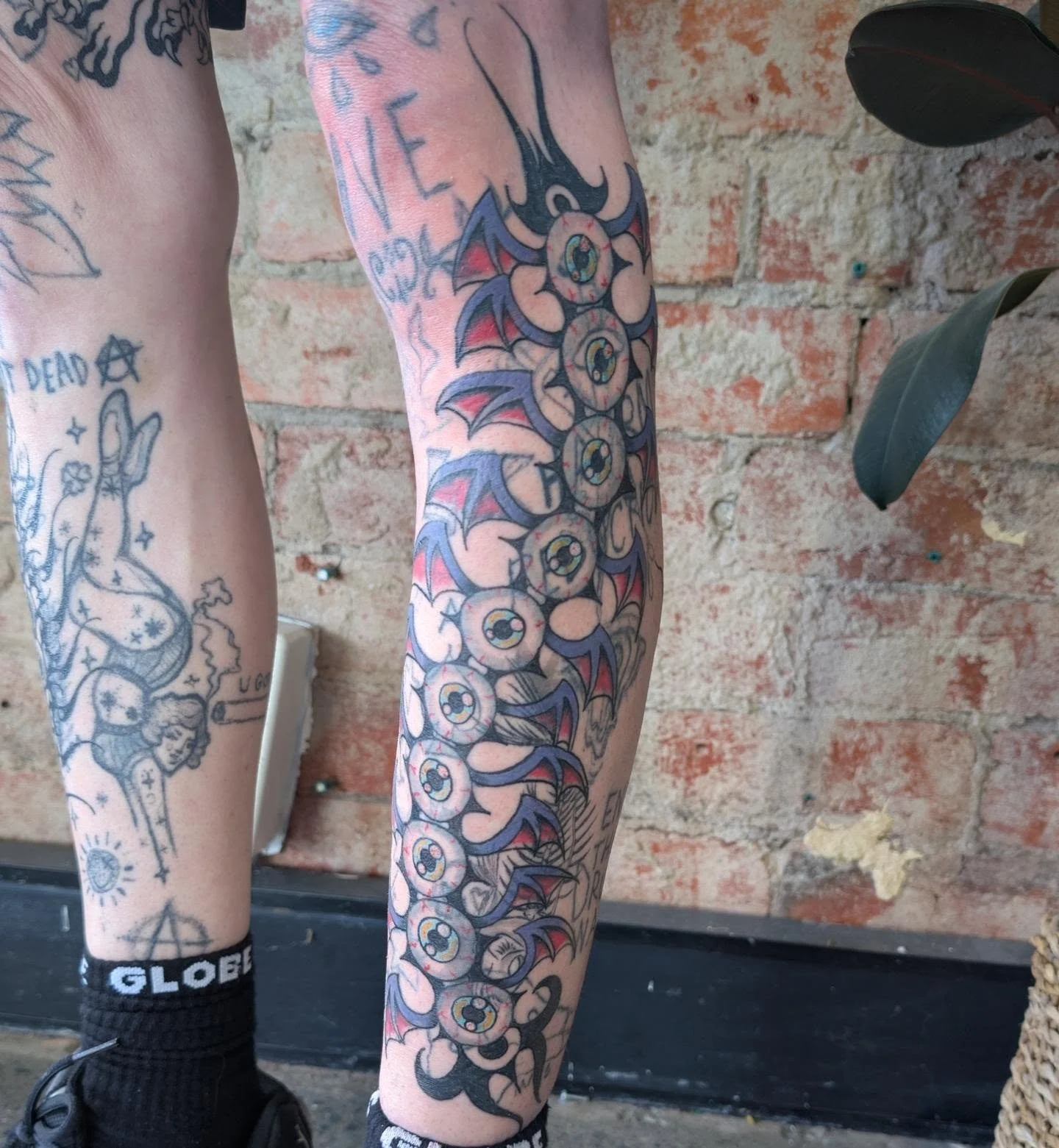 I love the freedom Kate gives me to create something like this from just an idea and a bunch of scribbles drawn onto the leg with some sharpies.

Done over two sessions @la.rue.gallery with a side quest forehead tattoo in-between.

So happy with the 