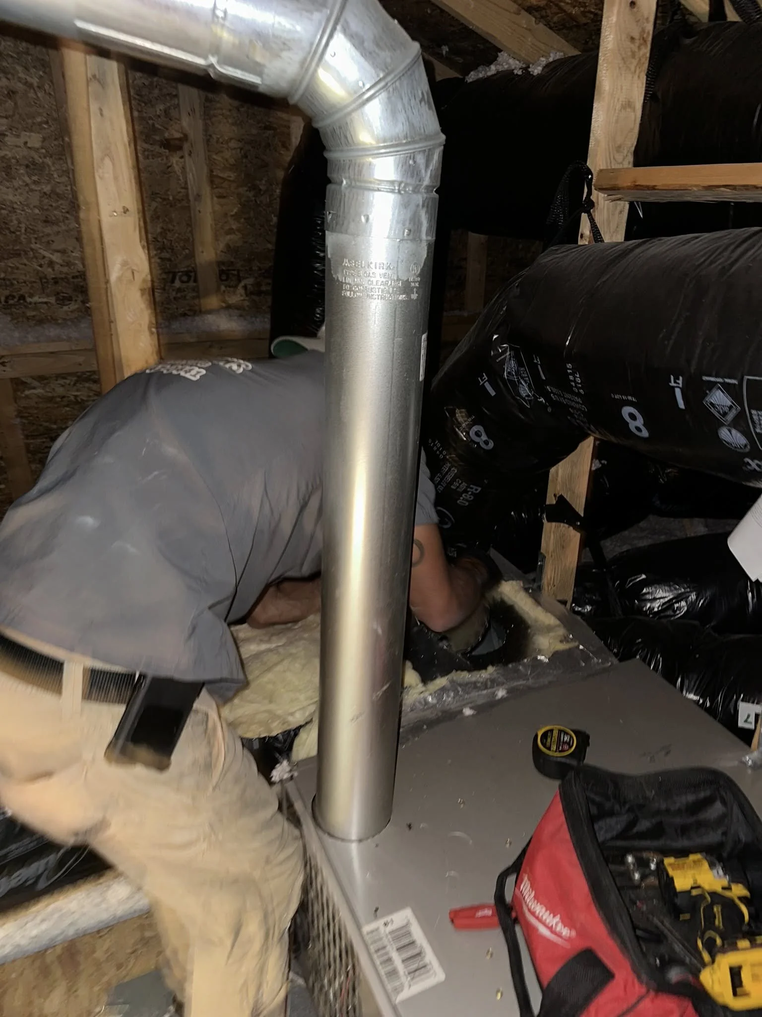 a technician connecting the negative air maching to the hvac. Ready to service Bellevue, Edmonds, Issaquah, Redmond, Lynnwood, Mountlake Terrace, Mill Creek, Bothell, Mercer Island, Brier, Kenmore, Woodinville, Duvall, Lake Stevens and Seattle.