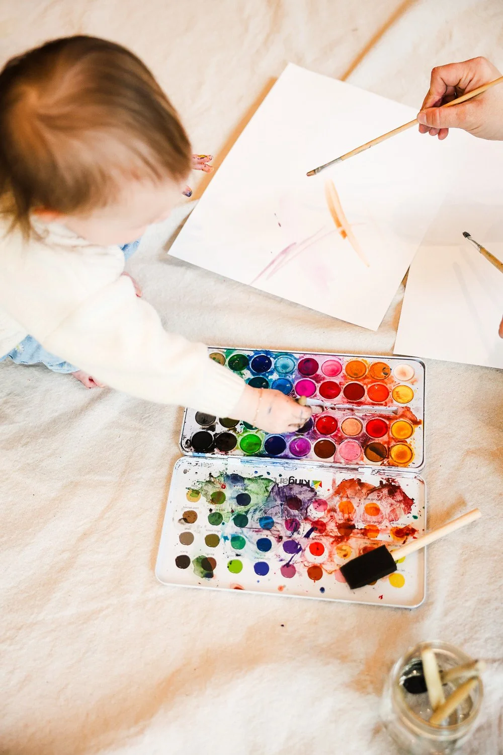 Parent and child painting together during a parented art class at Shine Art Studio.