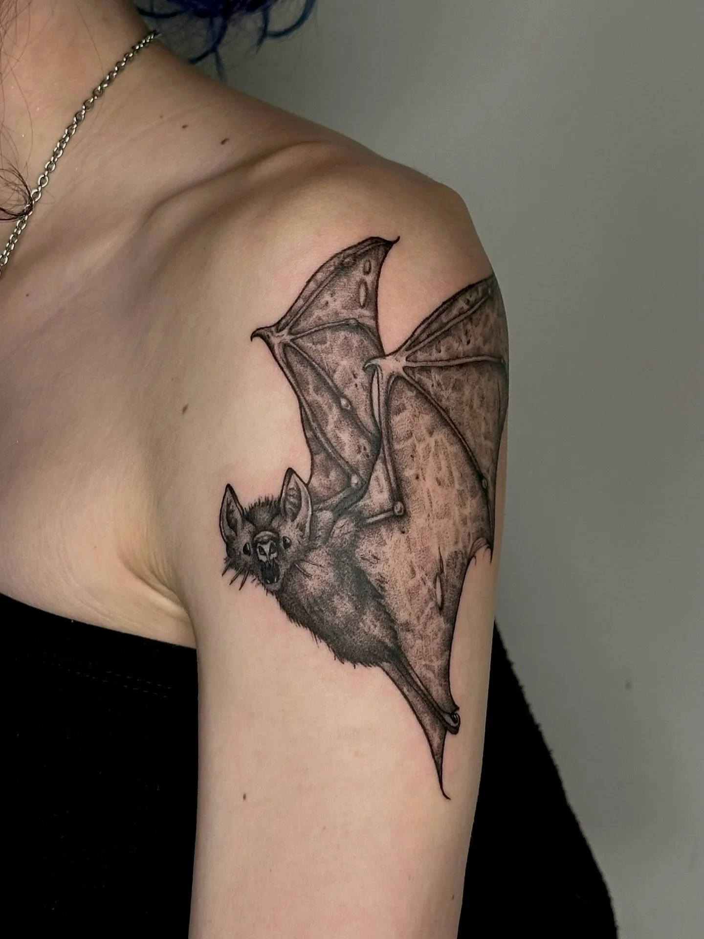 spooky bat tatt for Lilith! what a sick first tattoo and she sat like a champ🦇 loved packing in some textures and detail into this thing, send me more spooky tatts!