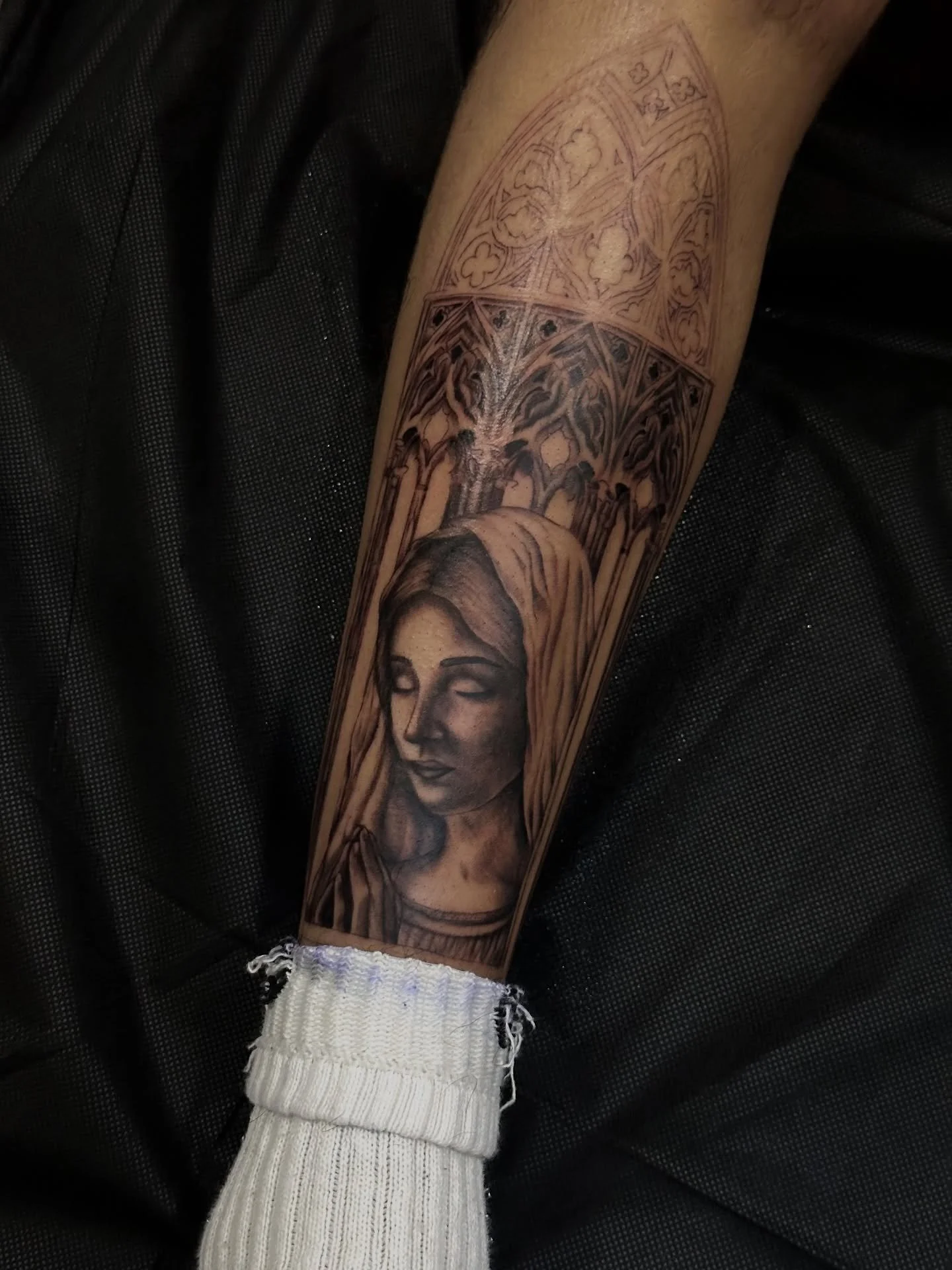 Started this piece at the NorCal Tattoo Expo🖤 A bit out of my comfort zone tattooing in this style but I had a ton of fun and would love to do more like it! Shoutout to my client for driving out and sitting through getting the shin blasted! Stay tun