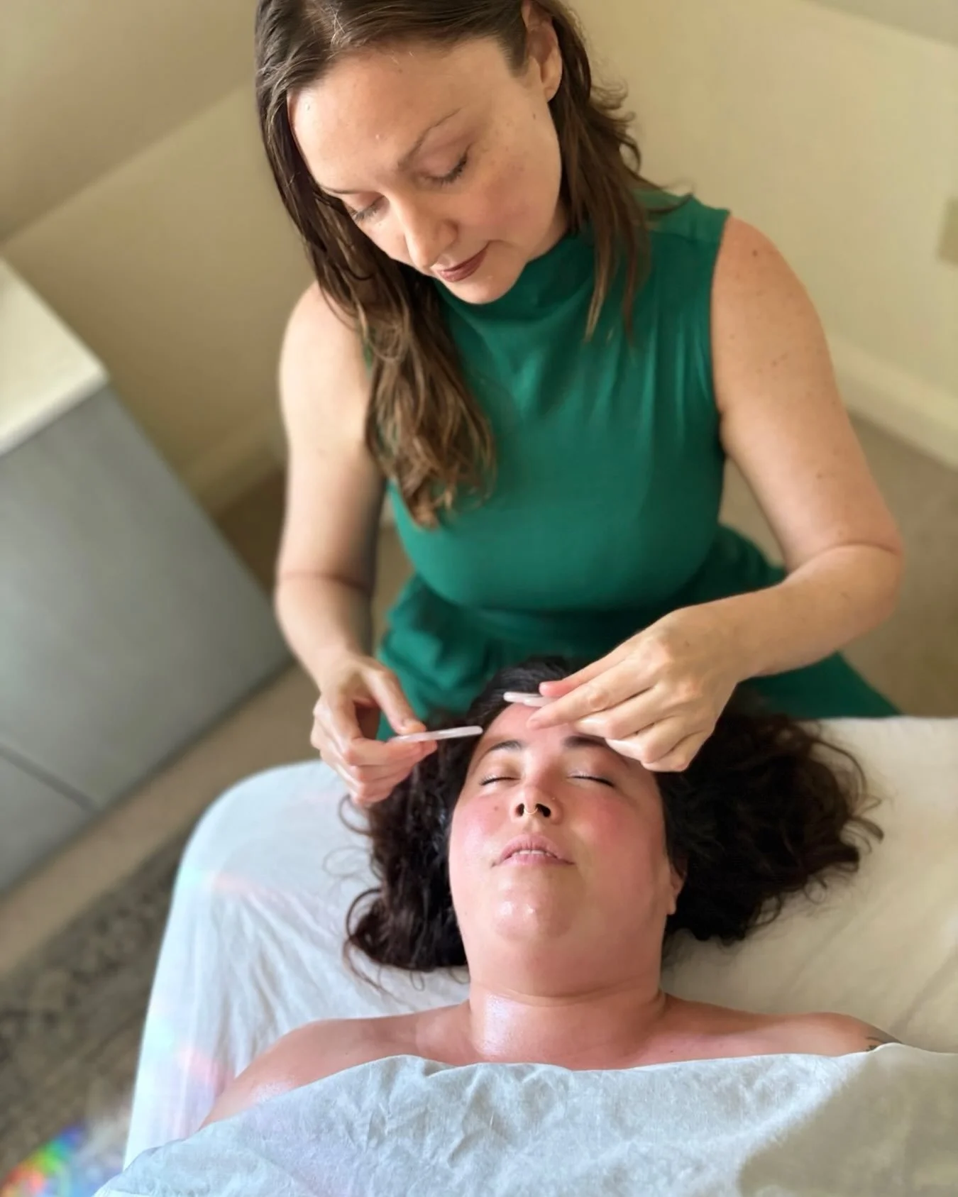 A reminder that consistent Gua Sha can do incredible things for softening the appearance of expression lines  while also supporting healthy fascia and lymphatic flow. 💚 Yes, it takes consistency, but it&rsquo;s so worth it!

Botox is great, but for 