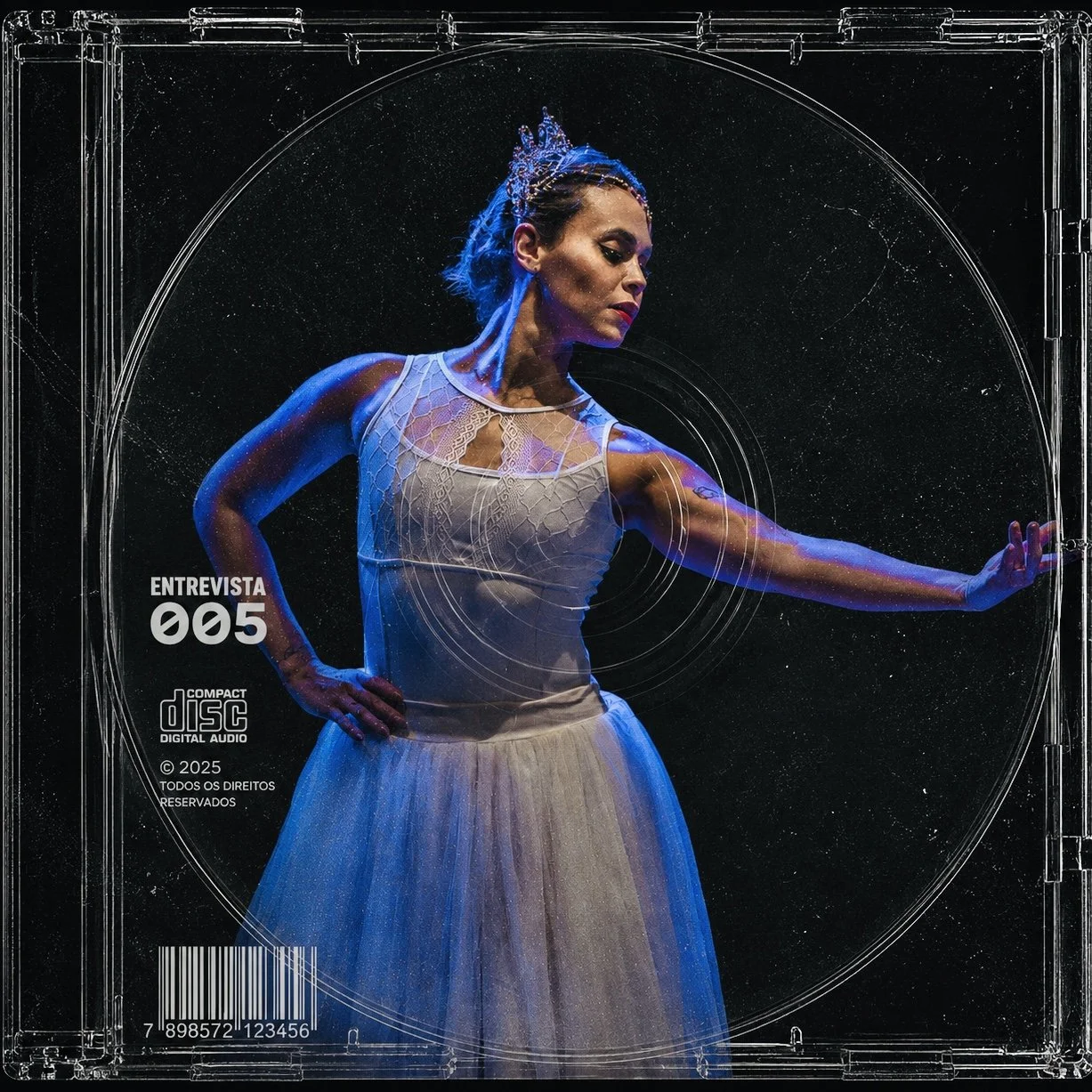 Imagem de uma mulher com cabelo preso, usando vestido rendado branco, e uma tiara, em uma pose artística com uma mão na cintura e a outra estendida para o lado, com fundo escuro e efeitos visuais de linhas circulares.