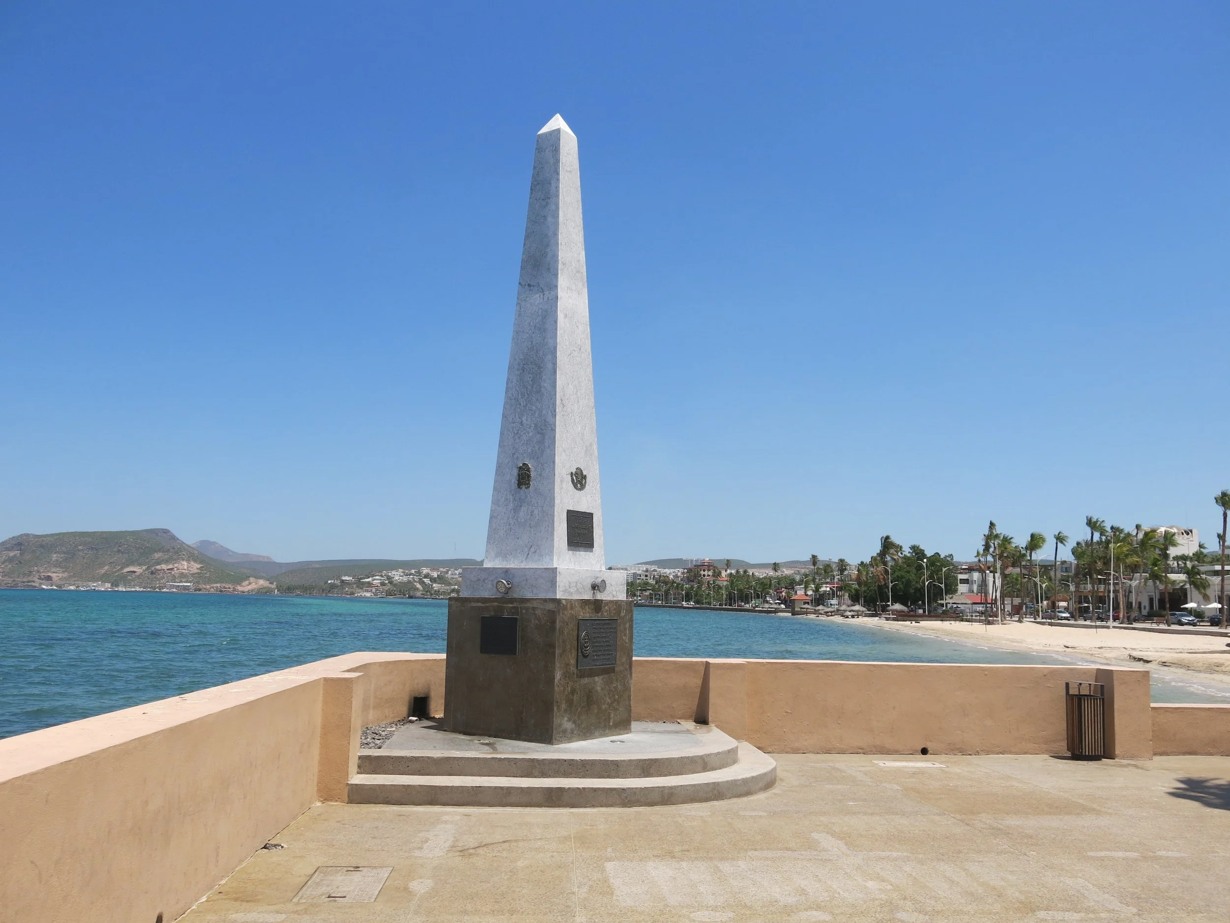 Obelisc at the board walk of La Paz