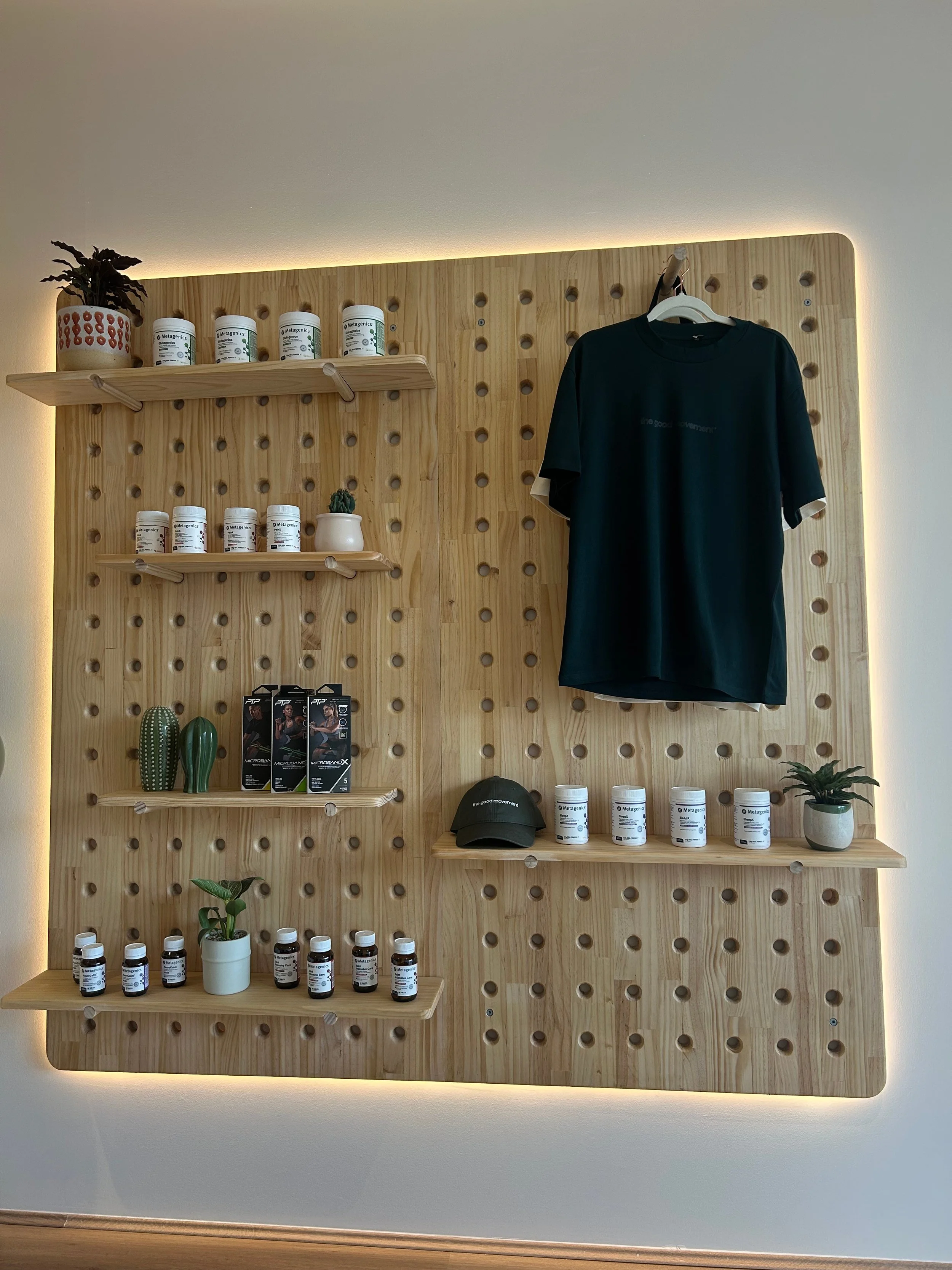 Custom Shelf Carpentry FineFit.jpg