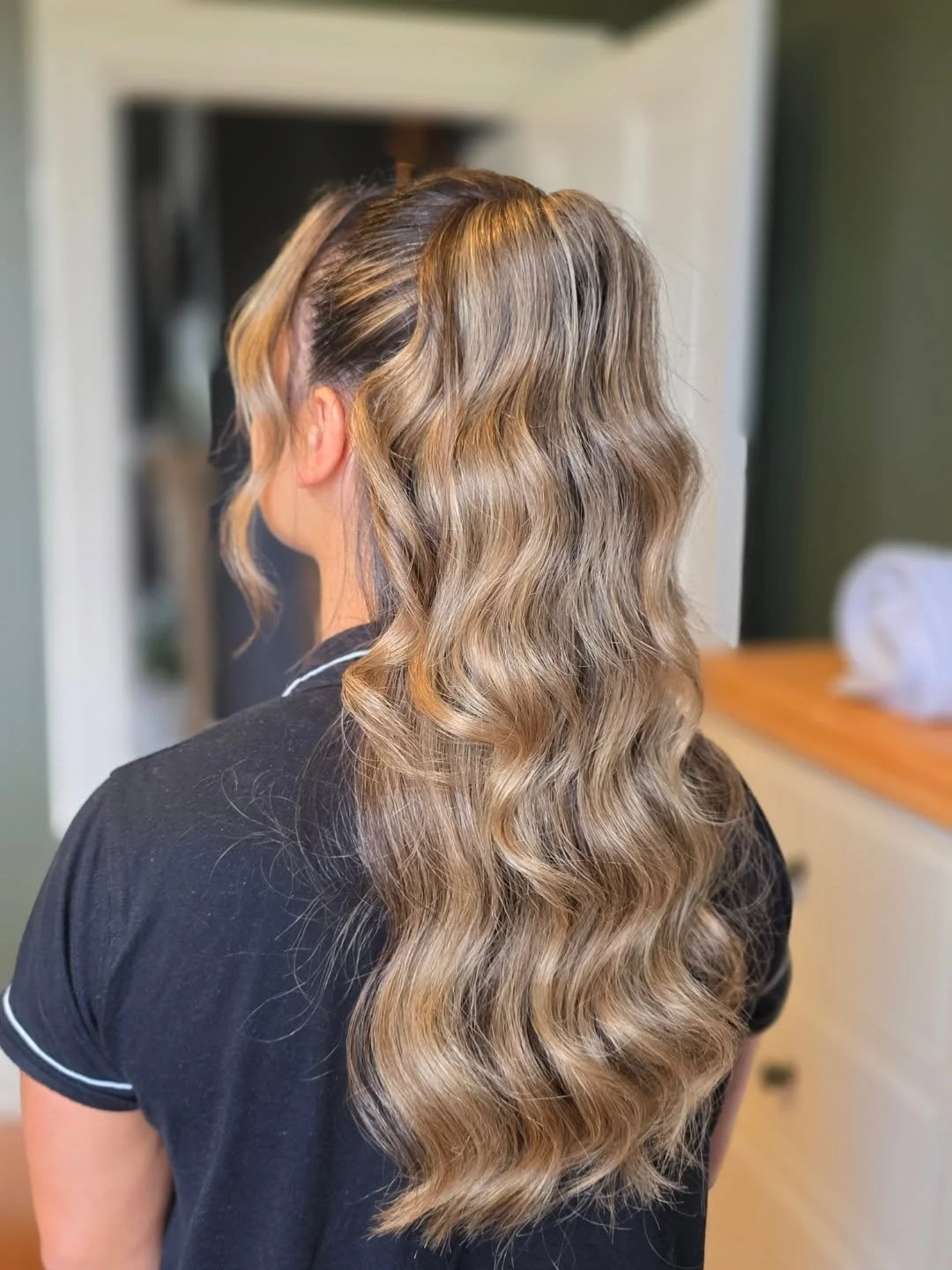 ✨️ Half up Bridesmaid hair moment✨️

A soft half up pony with loose waves... 

Polished but still relaxed for the day 🤌

#hairstylist #wedding