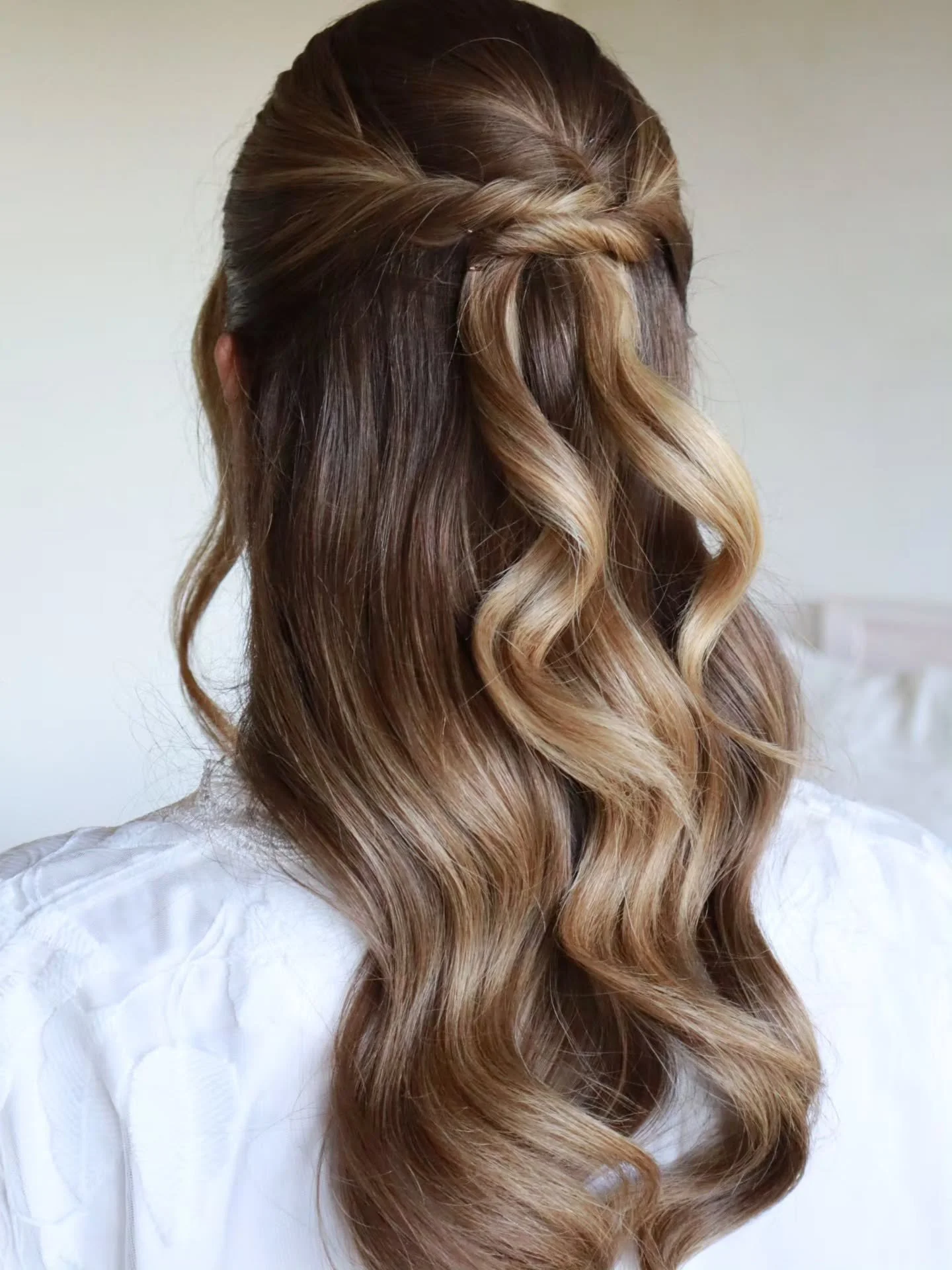 The way the natural light hits this half up, half down 🤌

These gorgeous half up looks &amp; these soft twist updos are a big feature of 2026/27 bridal season.

What i love most is how easily this isle look can switch up to an updo in under 5 mins! 