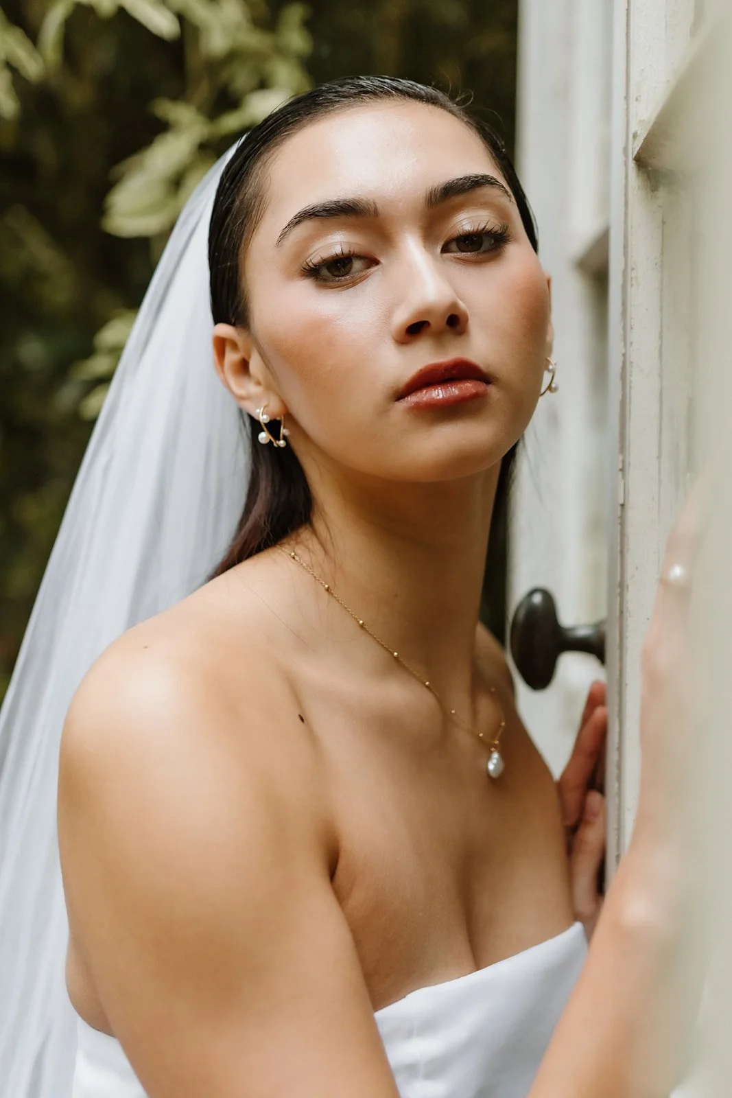 Soft Glam Make-up Bridal Make-up Woman with tan skin and veil, bride, on her wedding day