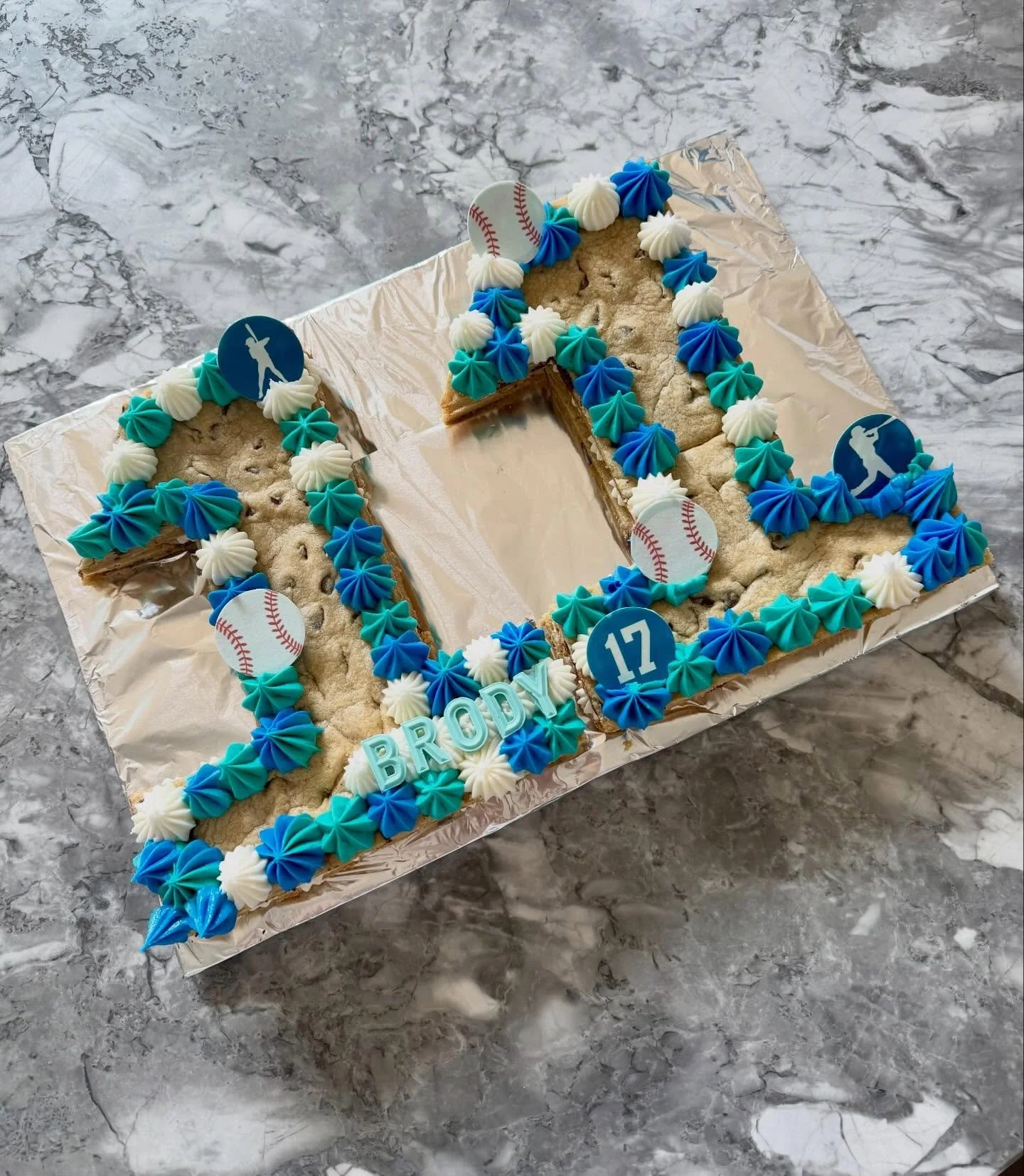 Are you team minimal icing or team all the icing? Sound off 👇👇 this birthday boy wanted max baseball and light icing. Can&rsquo;t get over how much I love this color combo 💙🩵🤍⚾️ #cookiecake #baseball #customcakes #atxeats #atxfoodie