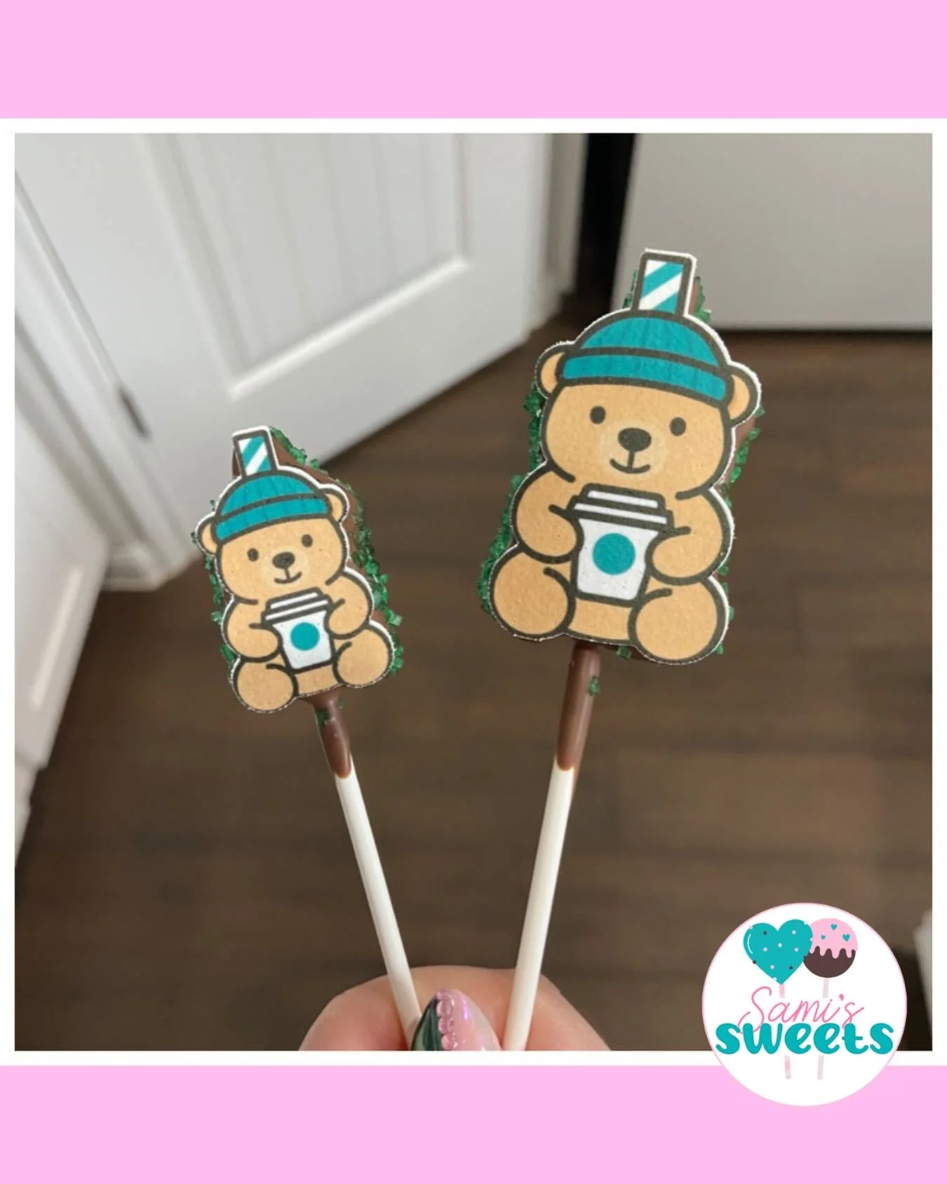 Throwing it back to one of my favorite cake pop projects ✨
This bear cupcake cake pop was made using a custom mold I designed myself plus an edible image.
And yes&hellip; he&rsquo;ll be popping up again soon 💝💕
The classic green-hat version is avai