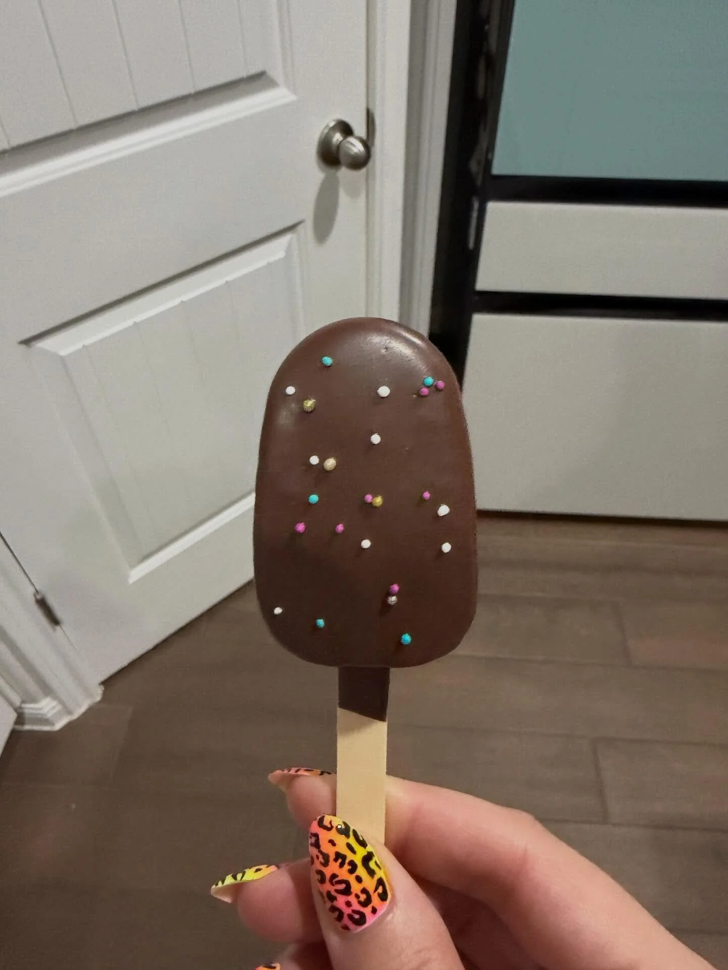 POV: one of your favorite cake pop-fluencers @cake.by.kaity drops her own cakesicle shape with Daisy Makes and you RUN 🏃🏼&zwj;♀️💖

I was in the first wave grabbing these poppers and finally had the perfect excuse to pull them out for teacher appre