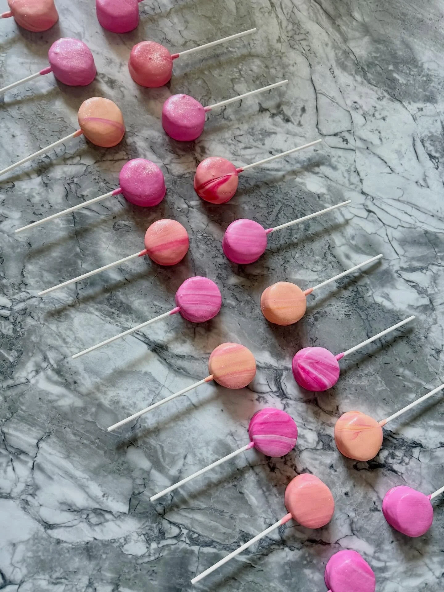 ☀️✨ It&rsquo;s giving SUMMER VIBES ✨☀️

Made these pink marble + pink &amp; orange marble cake pops for an end-of-year summer kickoff celebration and I am OBSESSED 😍🌸🍊 The glitter sparkle on these hit so good in the sun!! Edible glitter was absolu