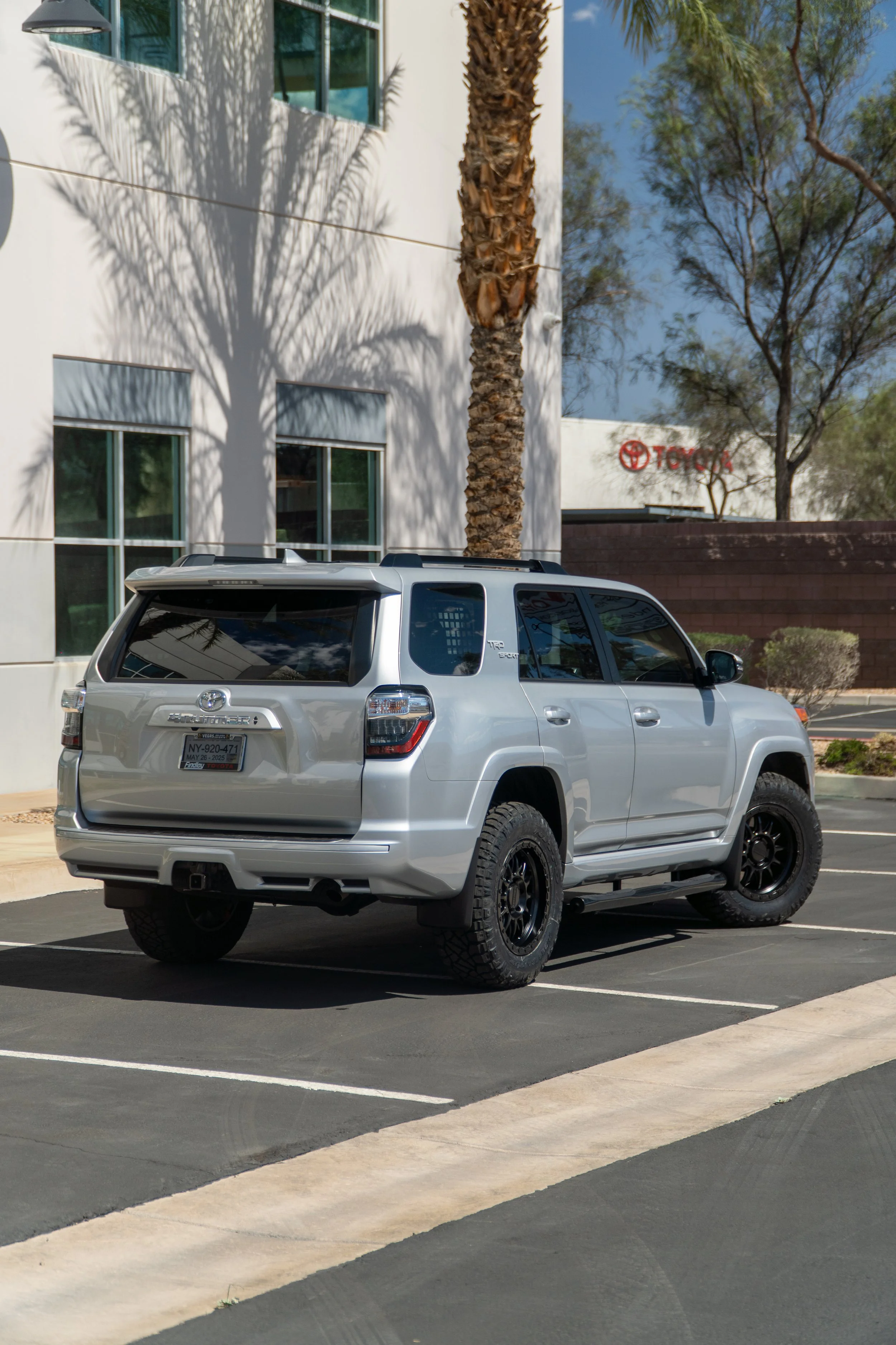 silver 4 runner-6406568.jpeg