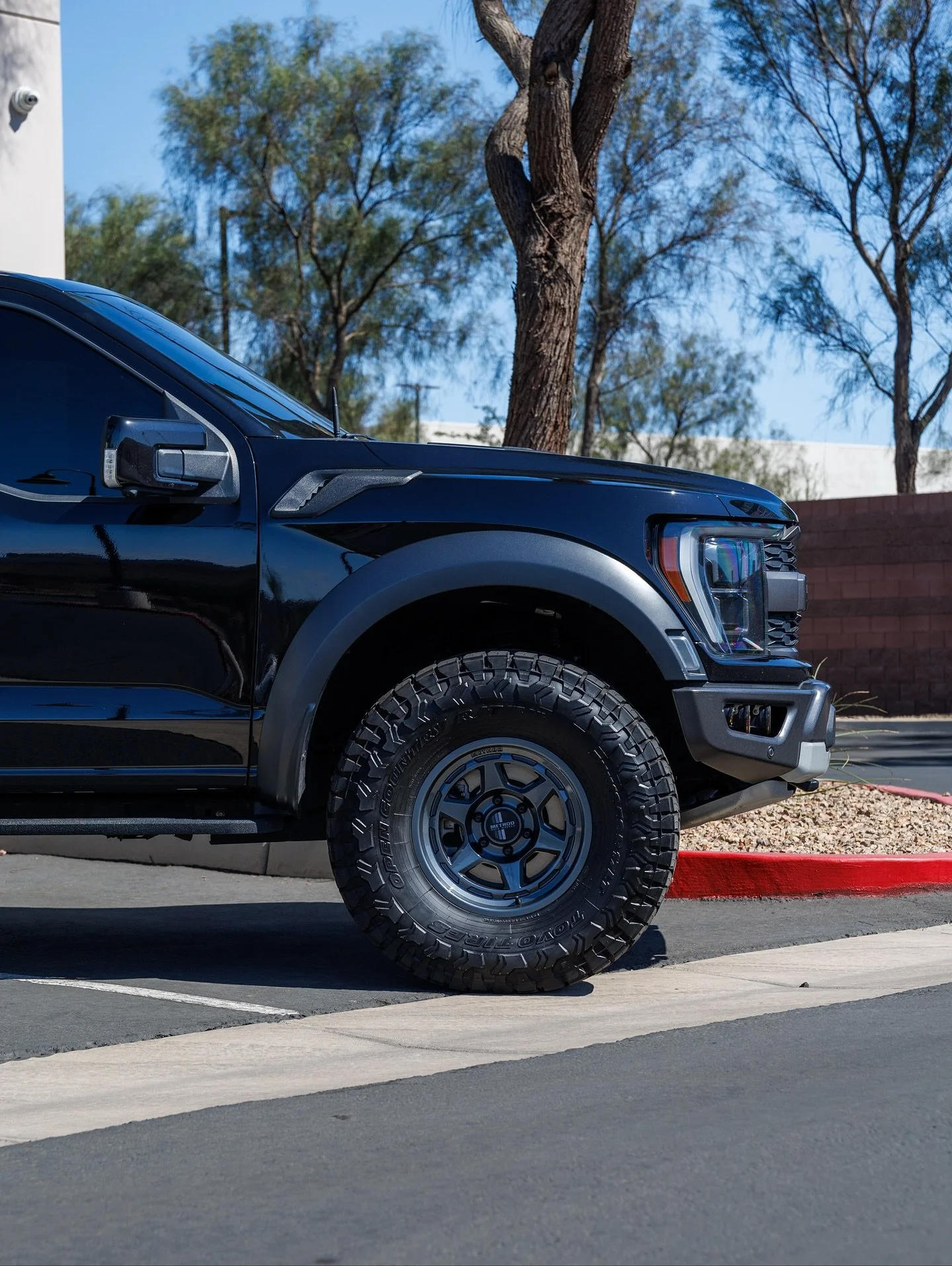 Who doesn&rsquo;t love a good ol&rsquo; Raptor🤤

Check out the build list below⬇️

Suspension: @readylift 1.5&rdquo; Leveling kit
Tires: @toyotires 37&rdquo; R/T Trail
Wheels: @methodracewheels 17&rdquo; 708 Bead Grip
Lighting: @bajadesigns fog ligh
