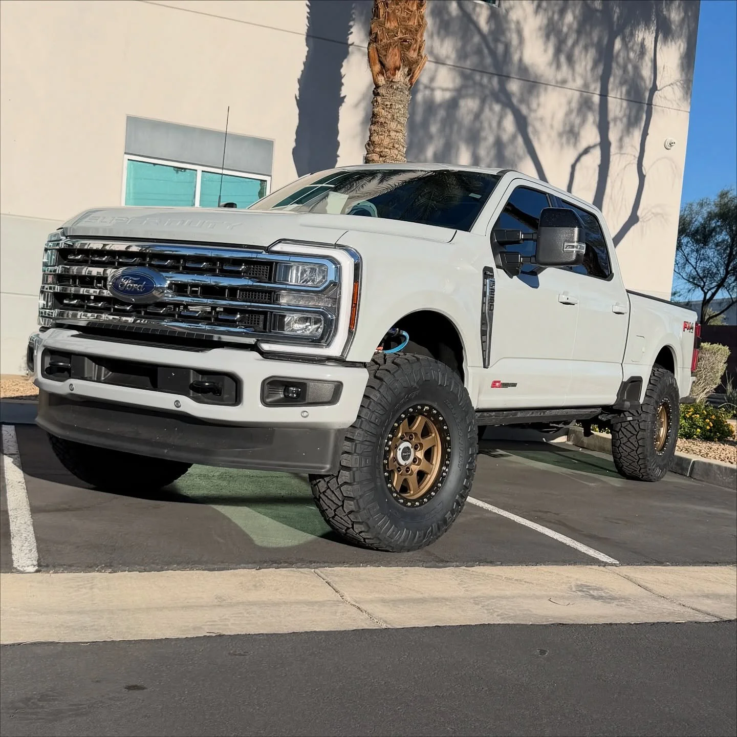 Elevated @austinhorann Superduty to a whole new level 👊🏼 We installed a @carlisuspension Pintop system with @cjcoffroad spec&rsquo;d 2.5&rdquo; finned reis&rsquo;d @kingshocks 
Mounted up some 38&rdquo; @nittotire Ridge Grapplers on 18&rdquo; bronz