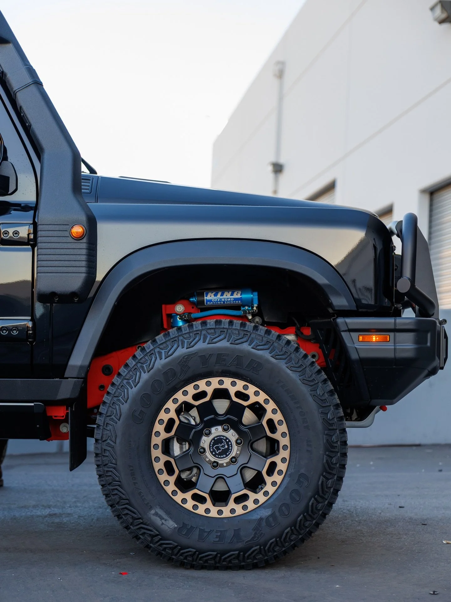 It&rsquo;s the holidays, so we gifted this Grenadier with some parts from its wishlist! 

Check out the build! ⬇️

@Eibach_world 2.5&rdquo; Suspension 
@Kingshocks 2.5&rdquo; Shocks 
@Fox ATS Stabilizer
35&rdquo; @goodyear&nbsp;Wrangler Territory MT&