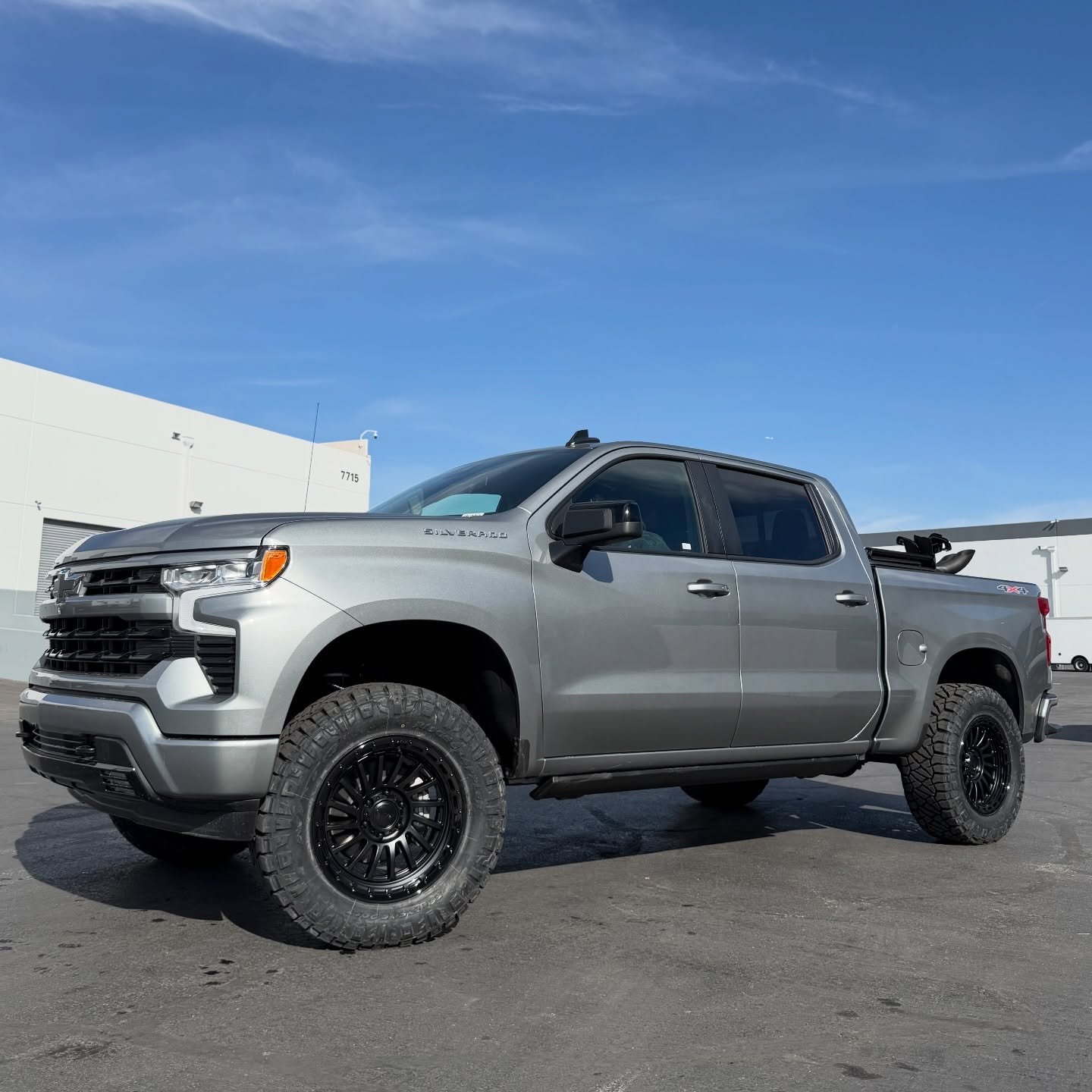 Wrapped up this new 2026 Silverado 👊🏼
@readylift SST 4&rdquo; lift 
@nittotire 35&rdquo; Ridge grappler tires 
@fueloffroad 20x9 Havoc Wheels
@ampresearch Powersteps 
@roughcountry mud flap deletes 

#silverado #lifted #fueloffroad #nittotire #ampr
